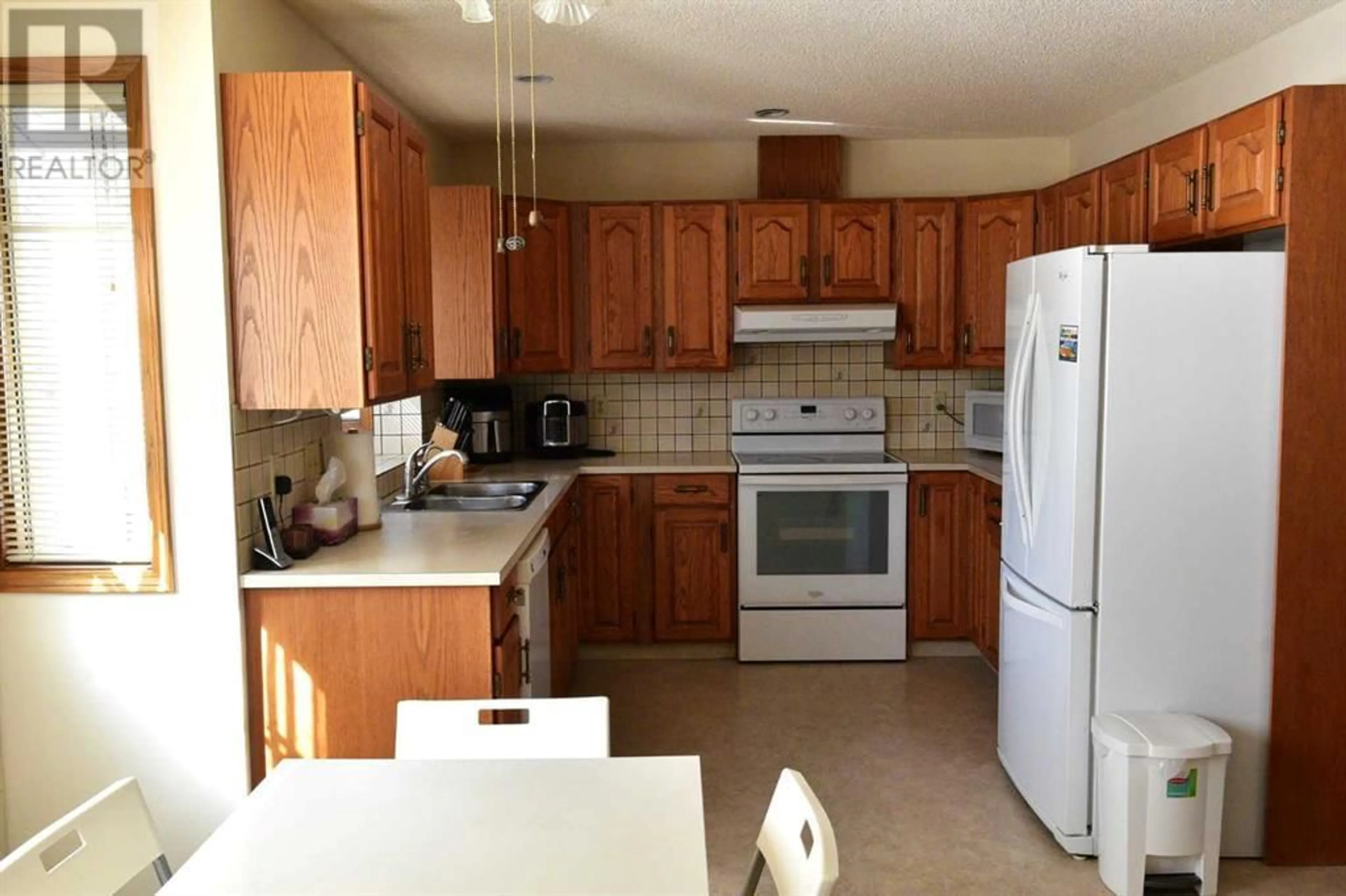 Standard kitchen for 215 Edgebank Place NW, Calgary Alberta T3A4L3