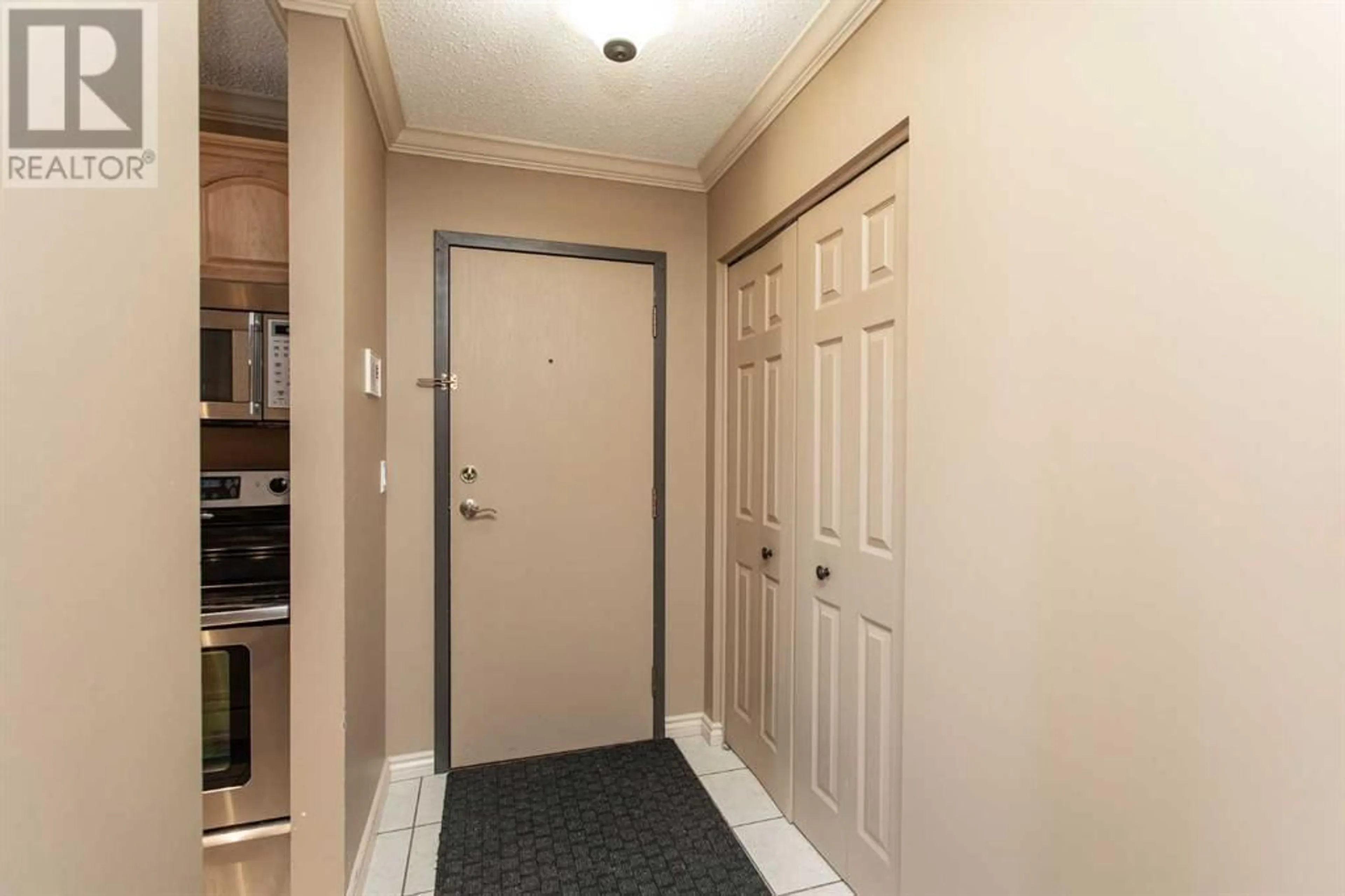 Indoor entryway for 302 4722 44 Street, Sylvan Lake Alberta T4S1G4