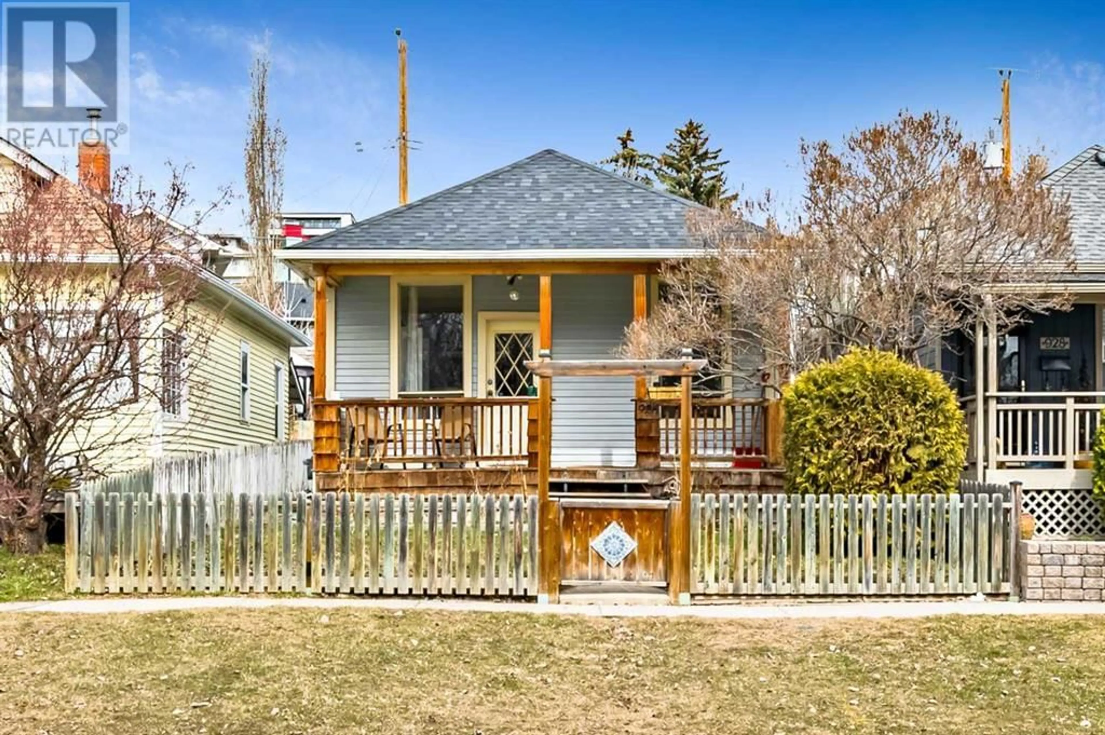 Cottage for 926 5 Avenue NE, Calgary Alberta T3E0L4
