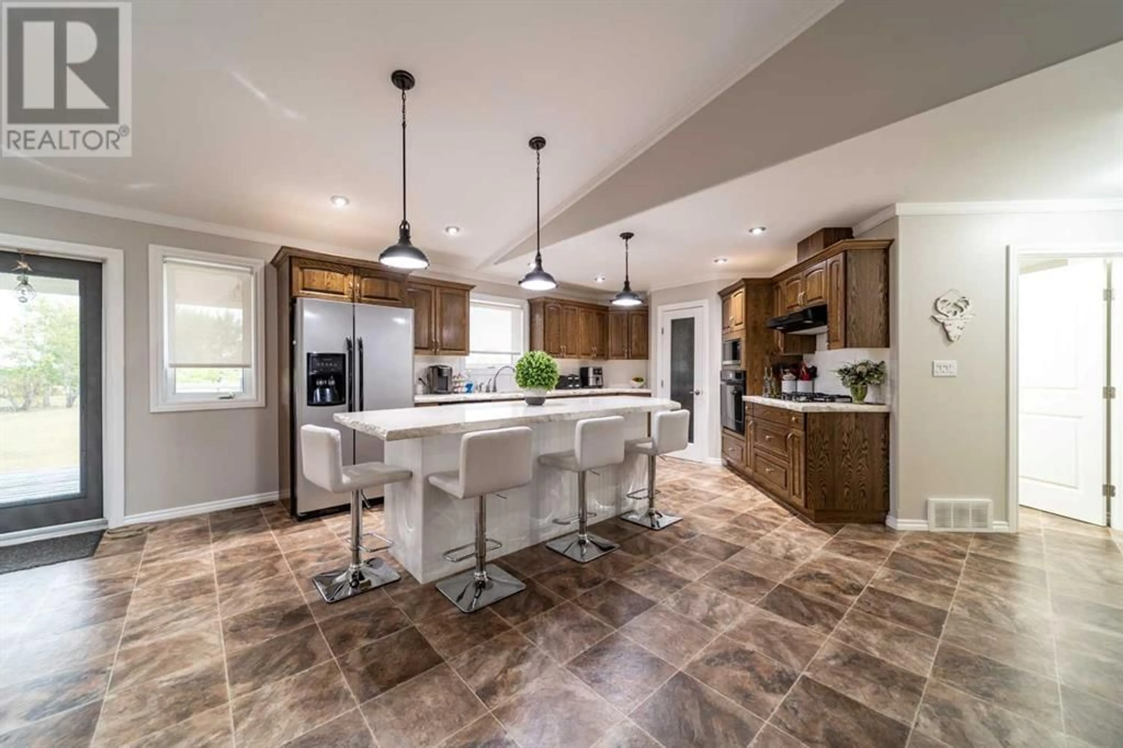 Contemporary kitchen for 452003 Rge Rd 70, Rural Wainwright No. 61, M.D. of Alberta T9W1S8