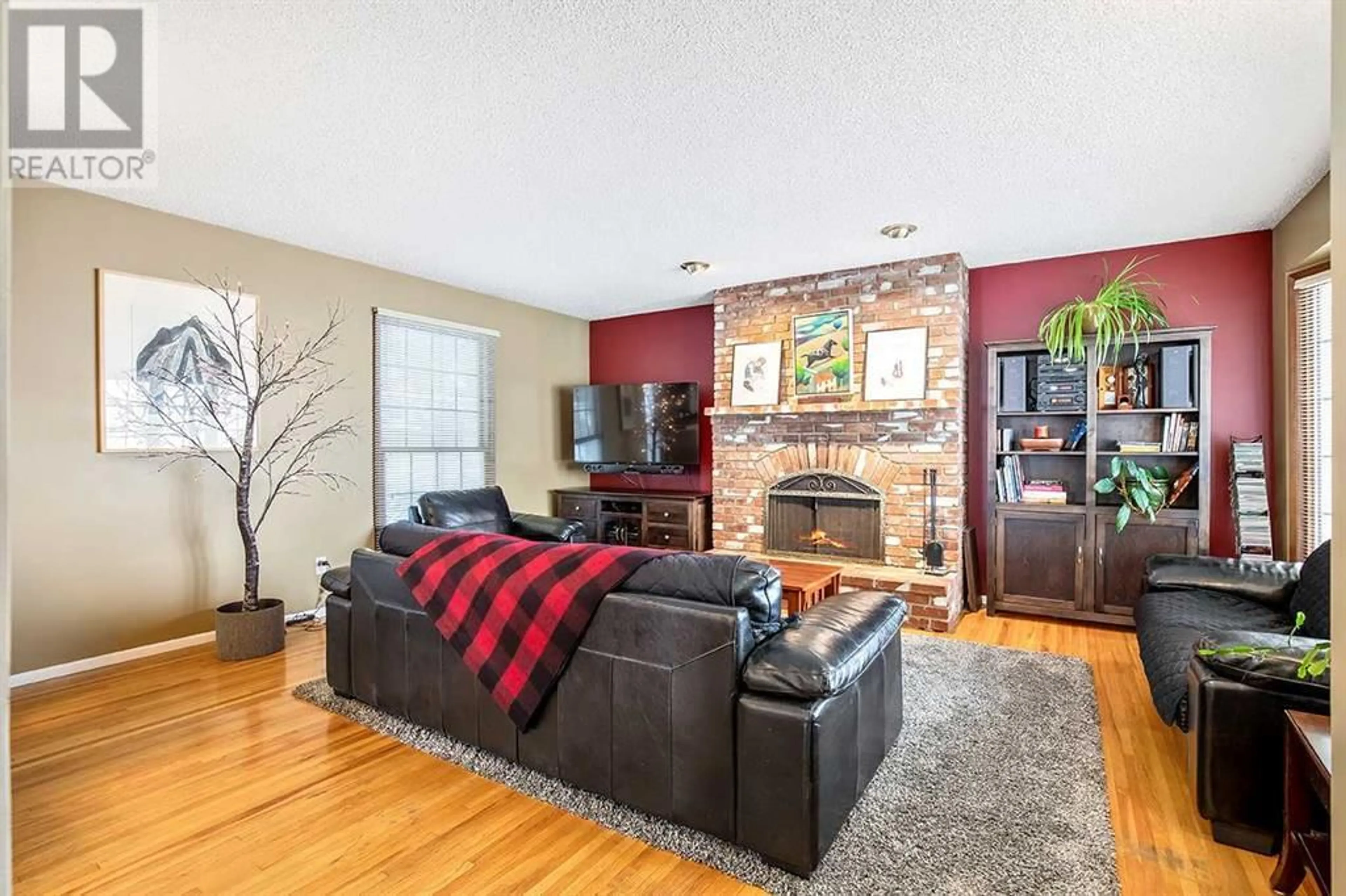 Living room for 2431 Sandhurst Avenue SW, Calgary Alberta T3C2M5