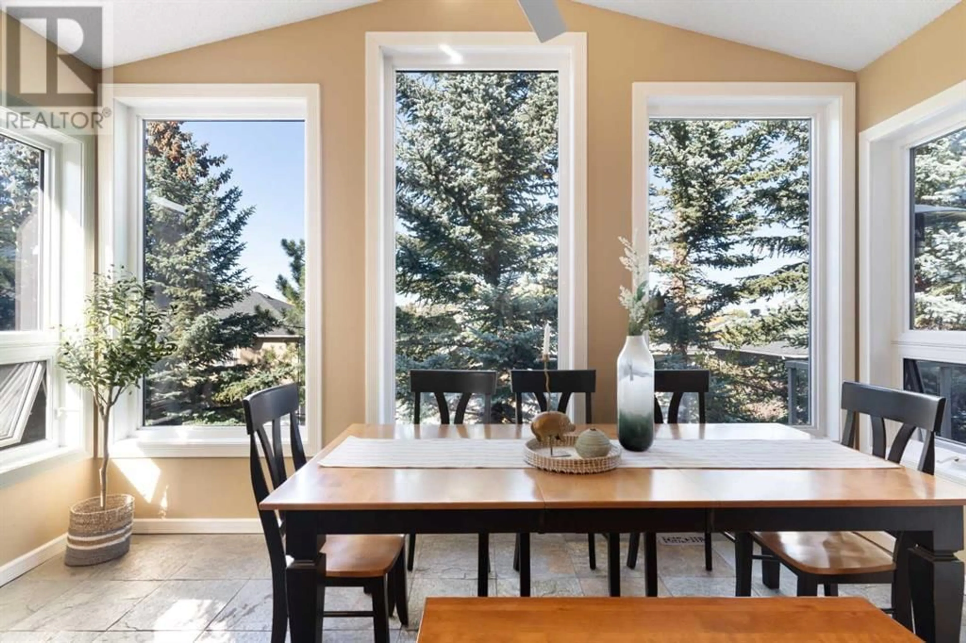Dining room for 148 Christie Park View SW, Calgary Alberta T3H2Z5