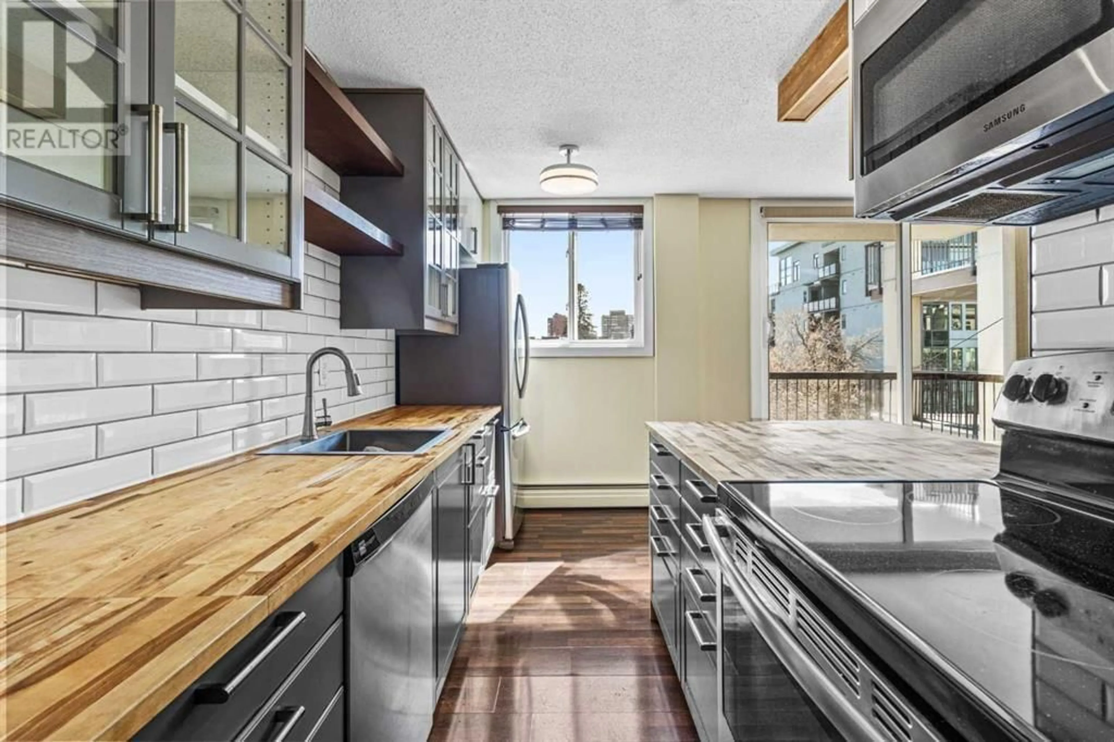 Contemporary kitchen for 402 313 20 Avenue SW, Calgary Alberta T2S0E6