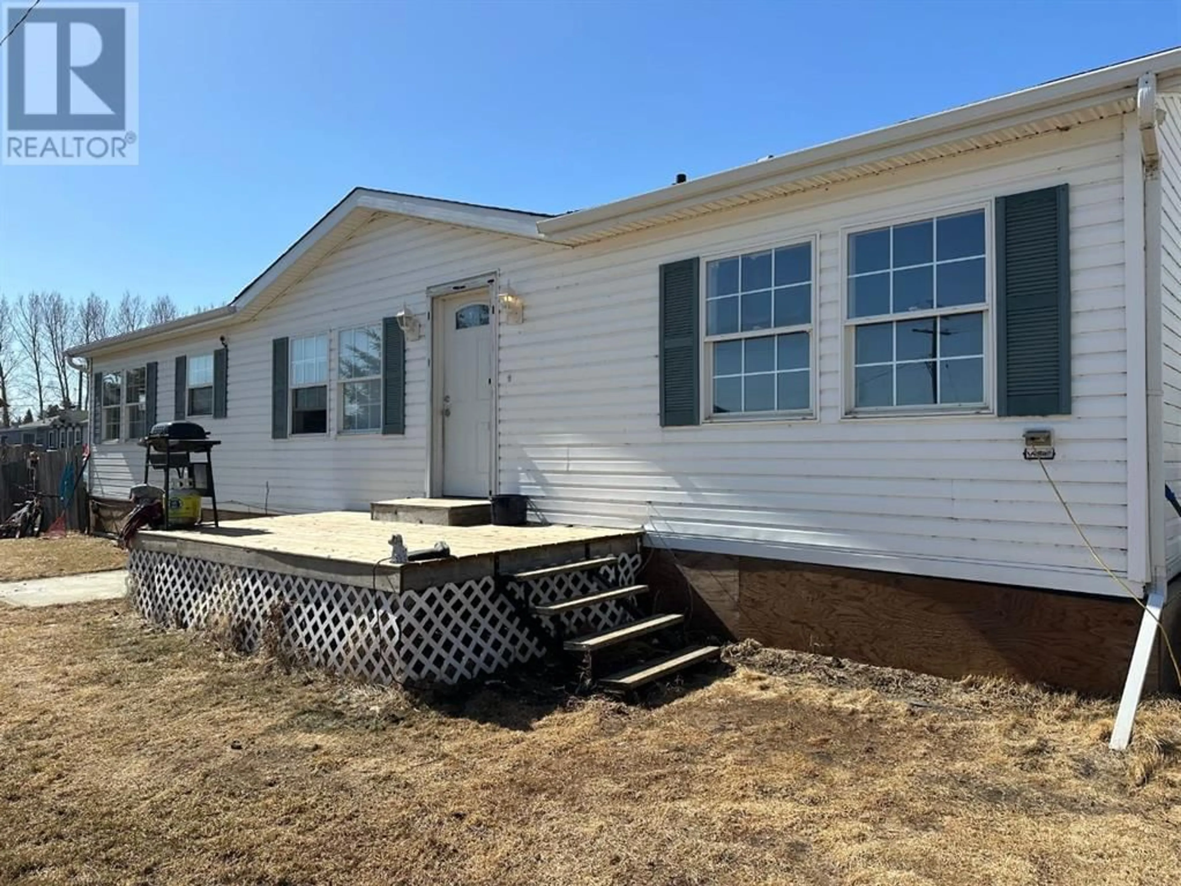 Home with vinyl exterior material for 428 5 Street N, Marwayne Alberta T0B2X0