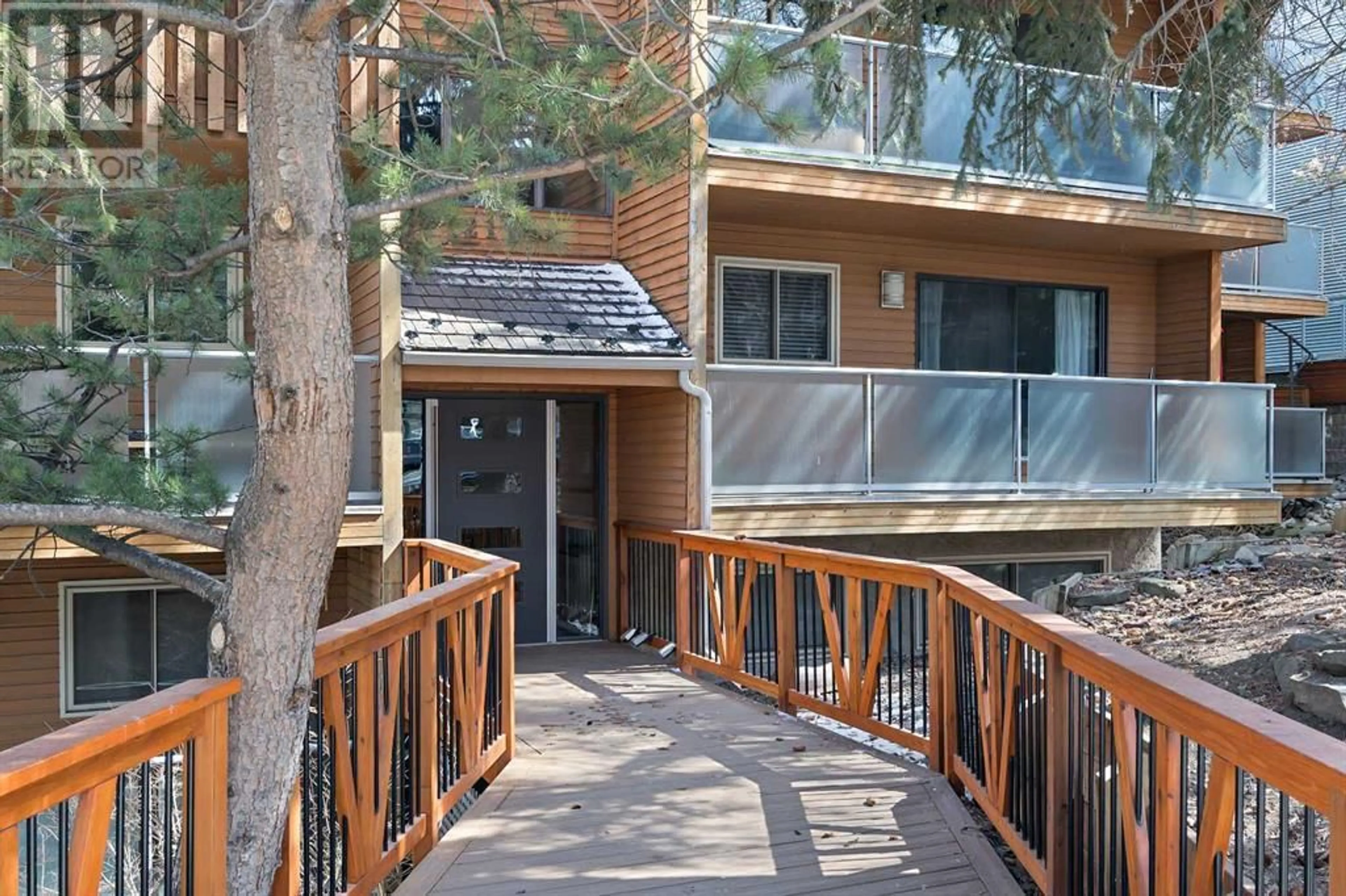 A pic from exterior of the house or condo for 202 2114 17 Street SW, Calgary Alberta T2T2M4