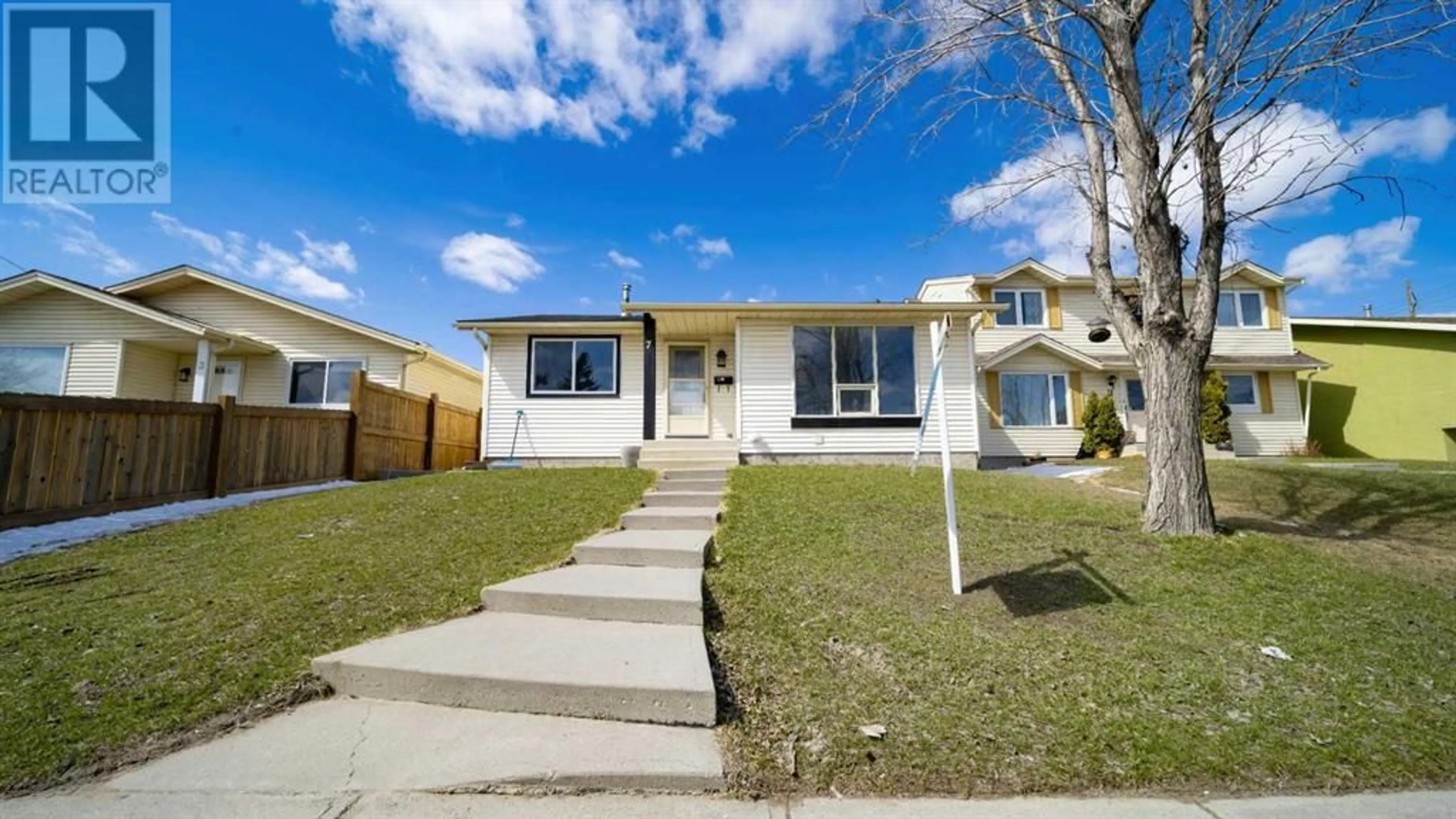 Frontside or backside of a home for 7 Templeby Road NE, Calgary Alberta T1Y5N5