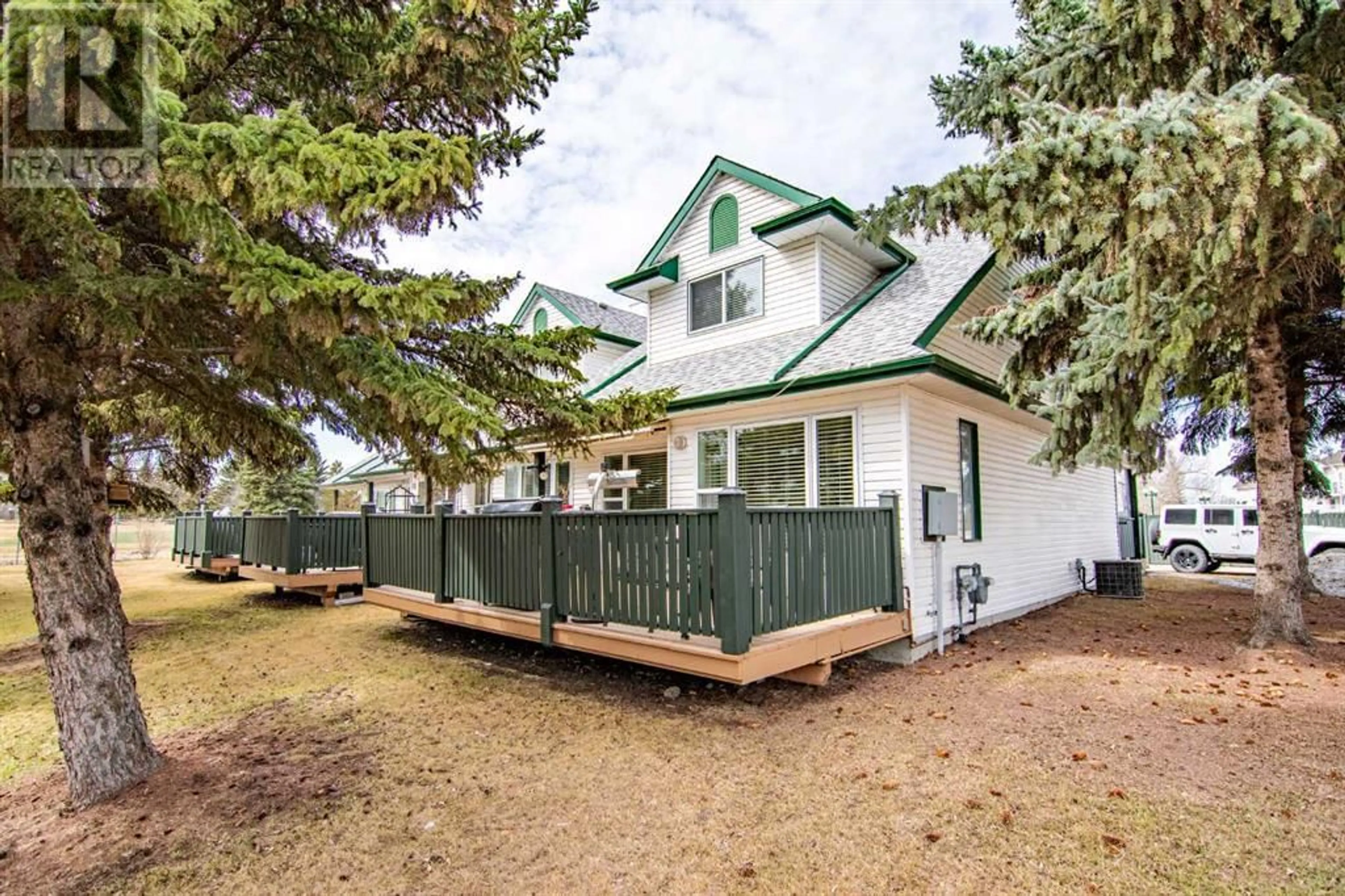 Home with vinyl exterior material for 4 5323 Lakeshore Drive, Sylvan Lake Alberta T4S1E8