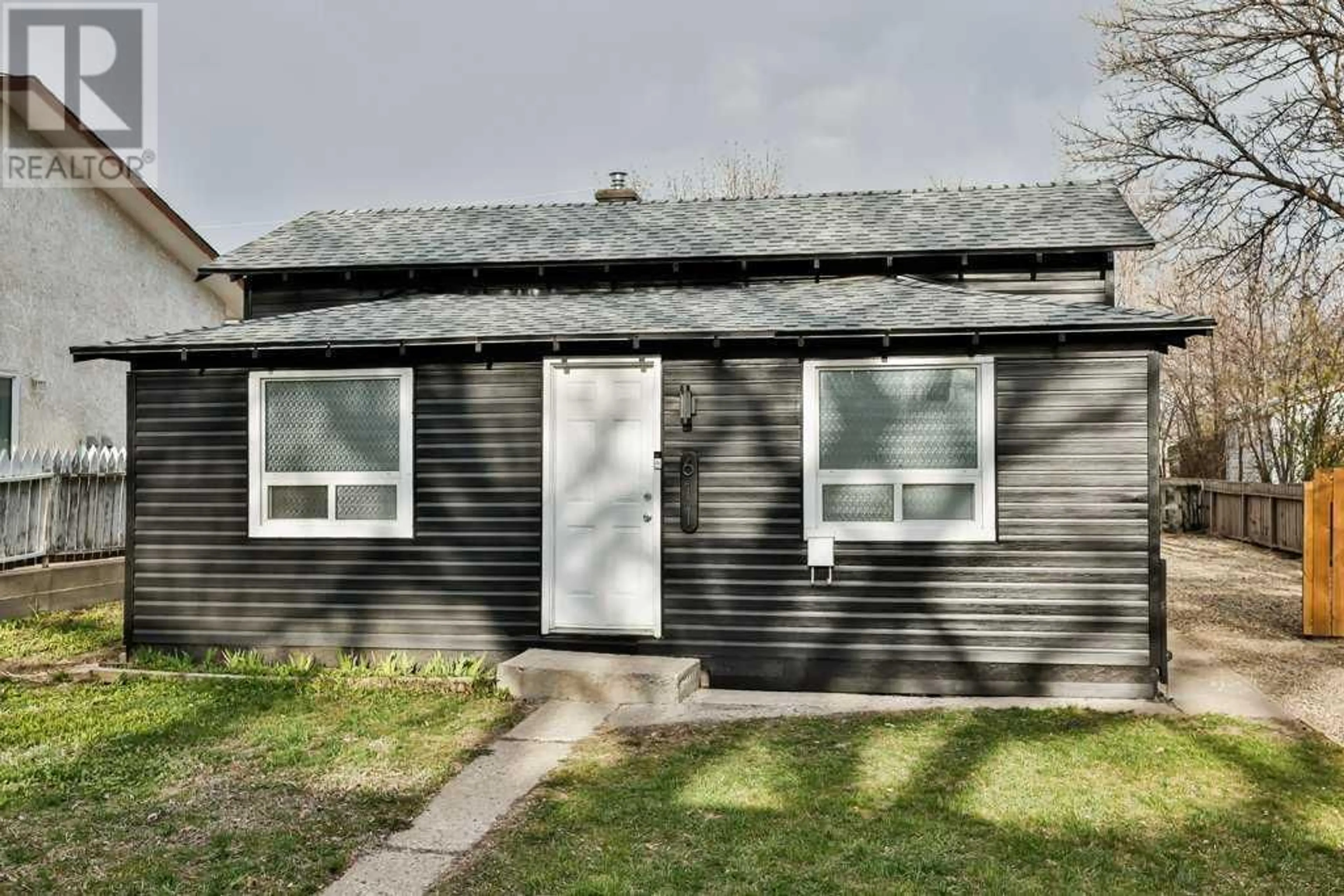 Cottage for 611 16 Street N, Lethbridge Alberta T1H3B1