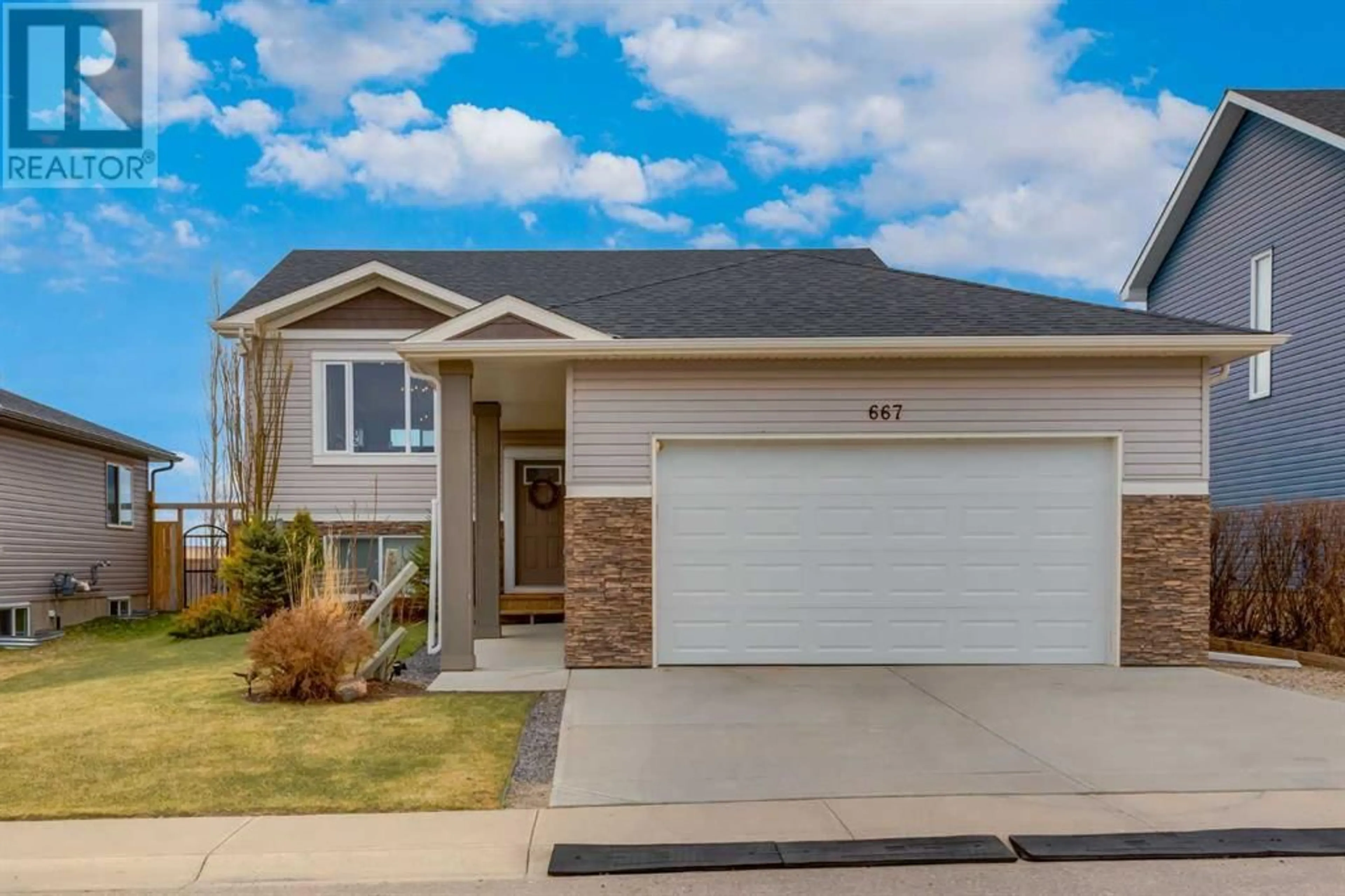 Frontside or backside of a home for 667 West Highland Crescent, Carstairs Alberta T0M0N0