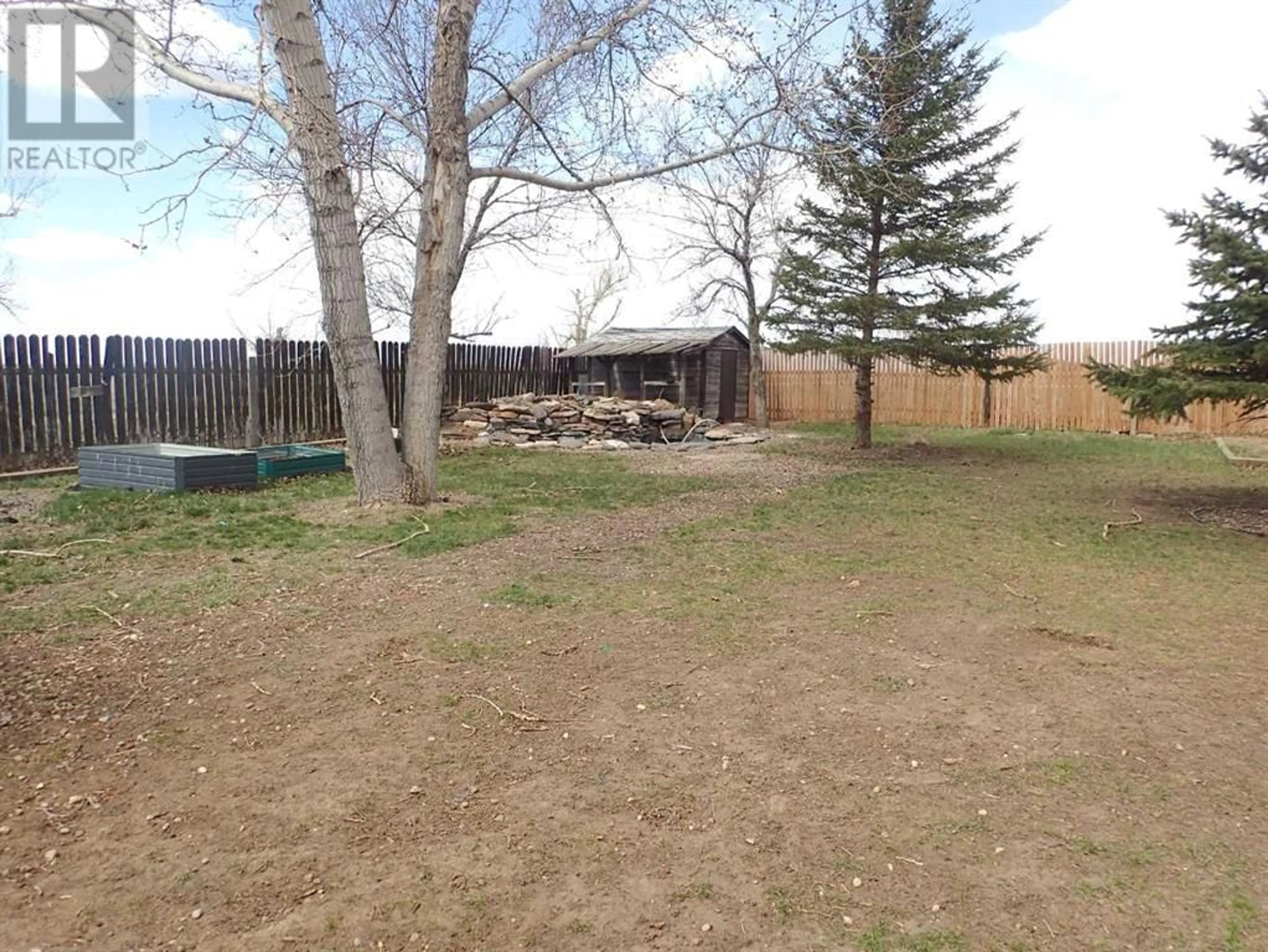 Fenced yard for 511 6 Avenue, Warner Alberta T0K2L0
