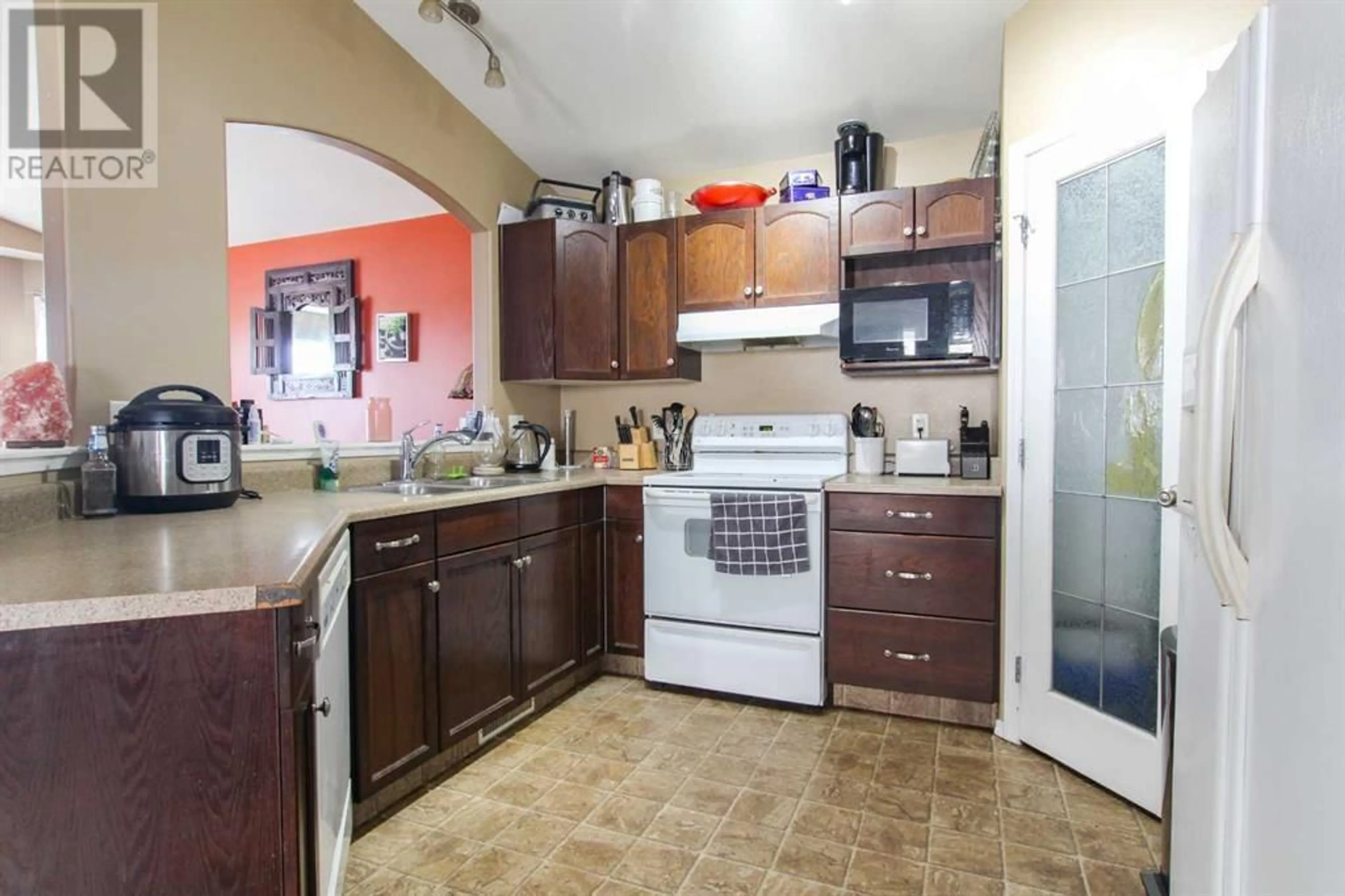 Standard kitchen for 8846 69 Avenue, Grande Prairie Alberta T8X0C1