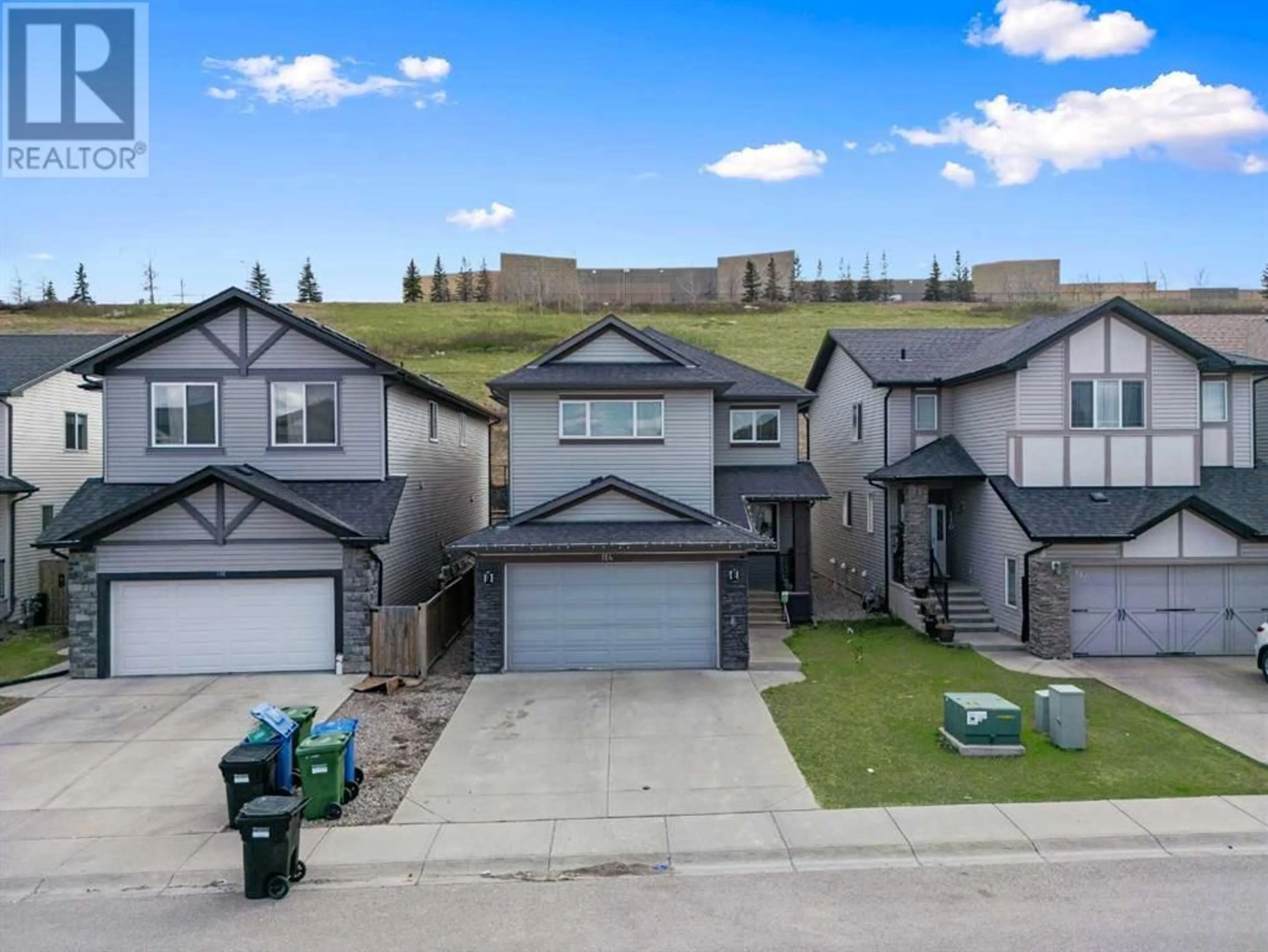 Frontside or backside of a home for 114 Sherwood Mews NW, Calgary Alberta T3R0G1