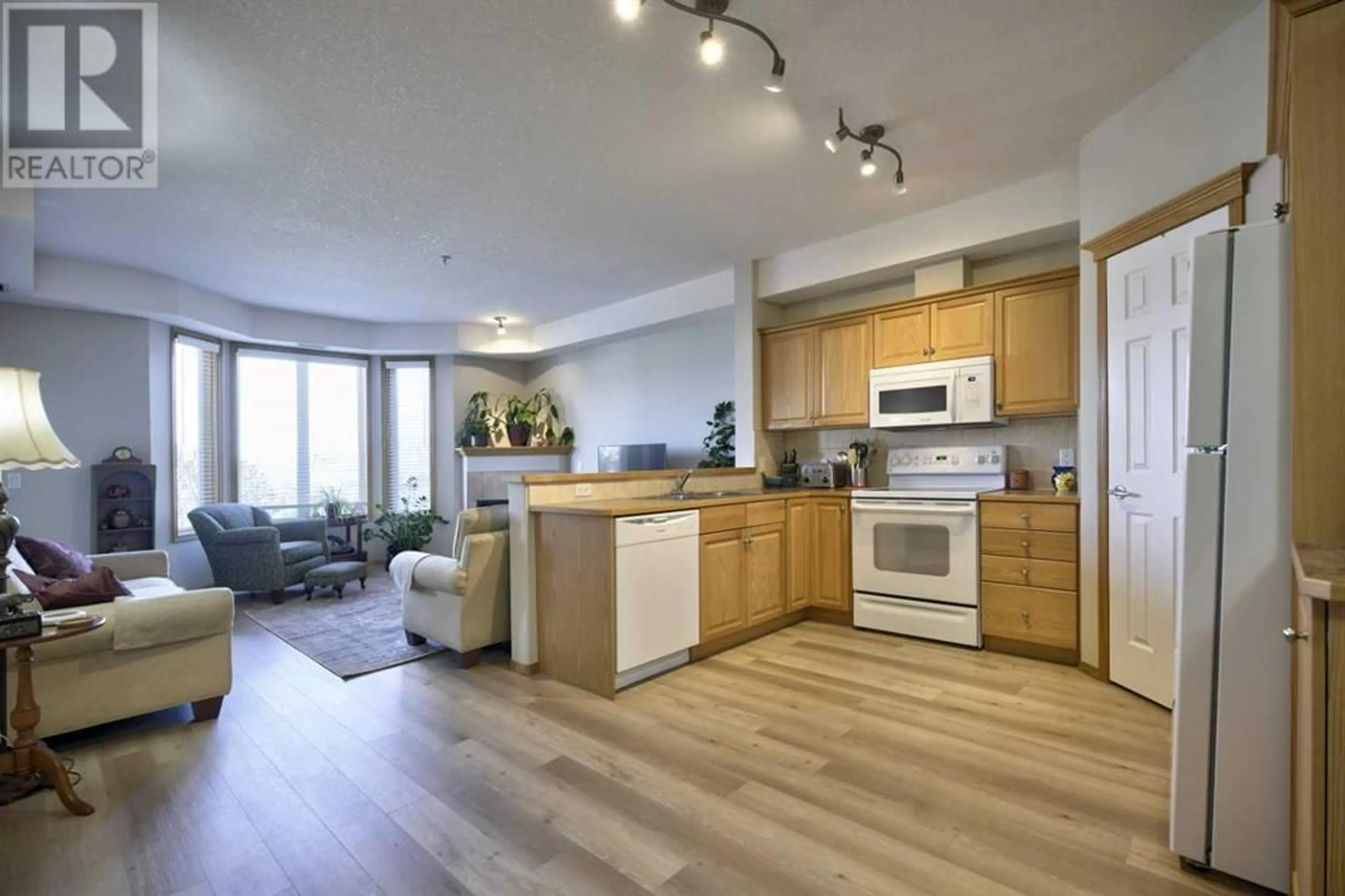 Kitchen for 103 15 Everstone Drive SW, Calgary Alberta T2Y5B7