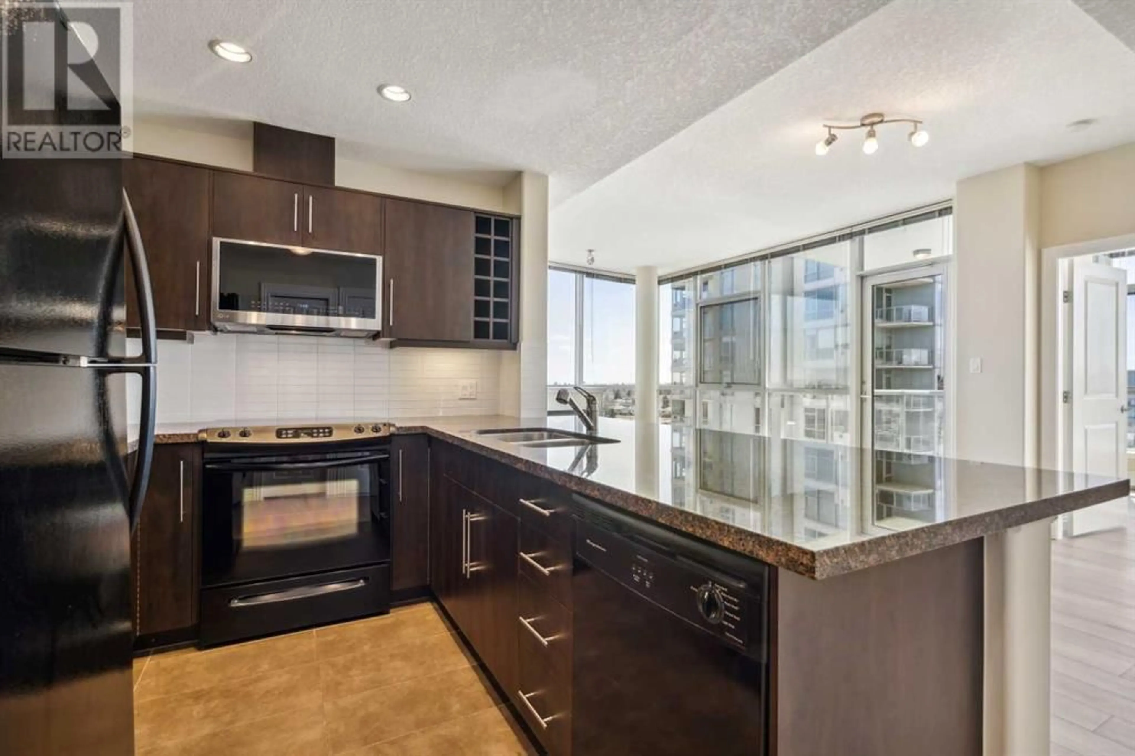 Standard kitchen for 703 55 Spruce Place SW, Calgary Alberta T3C3X5