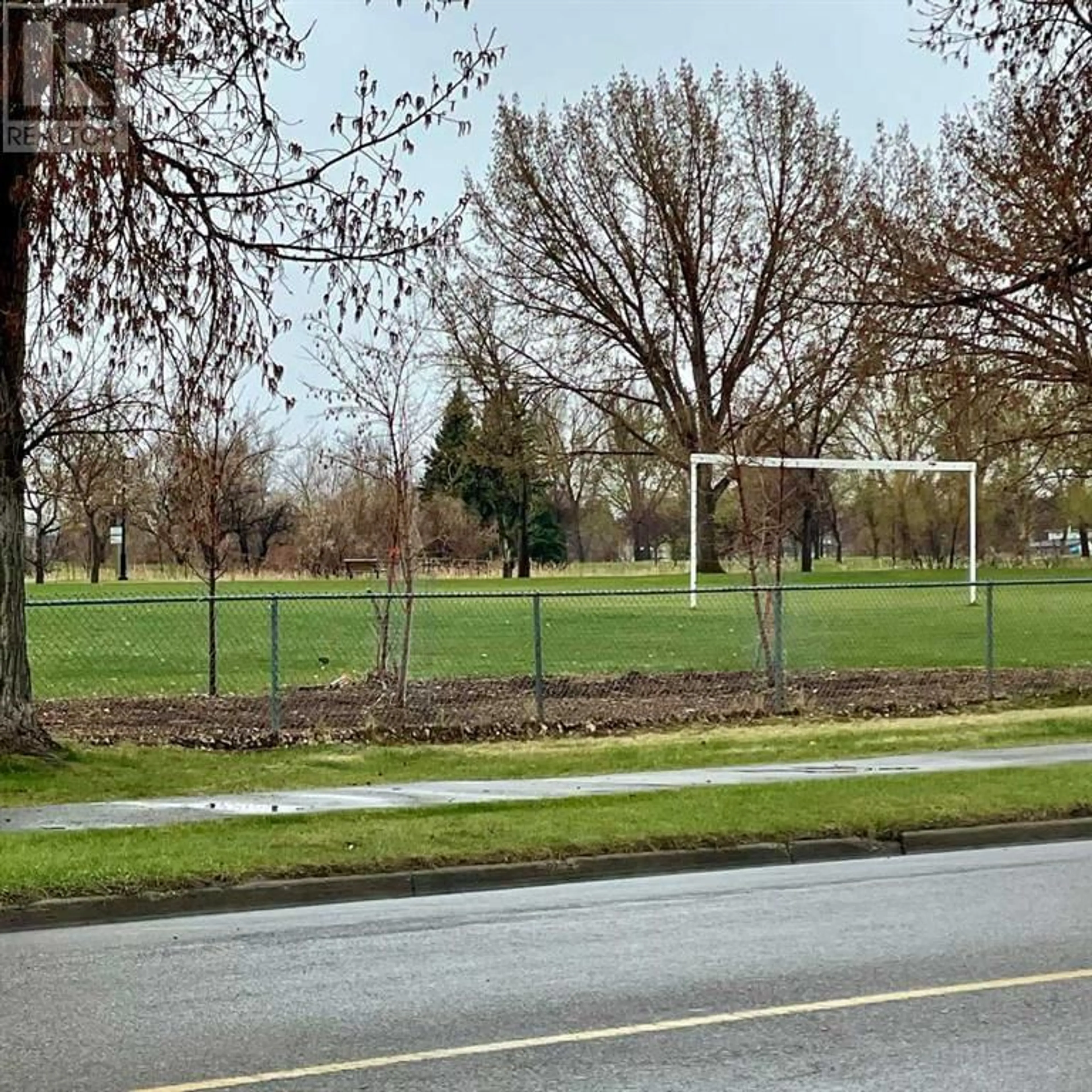 Fenced yard for 11 275 Columbia Boulevard W, Lethbridge Alberta T1K4B8