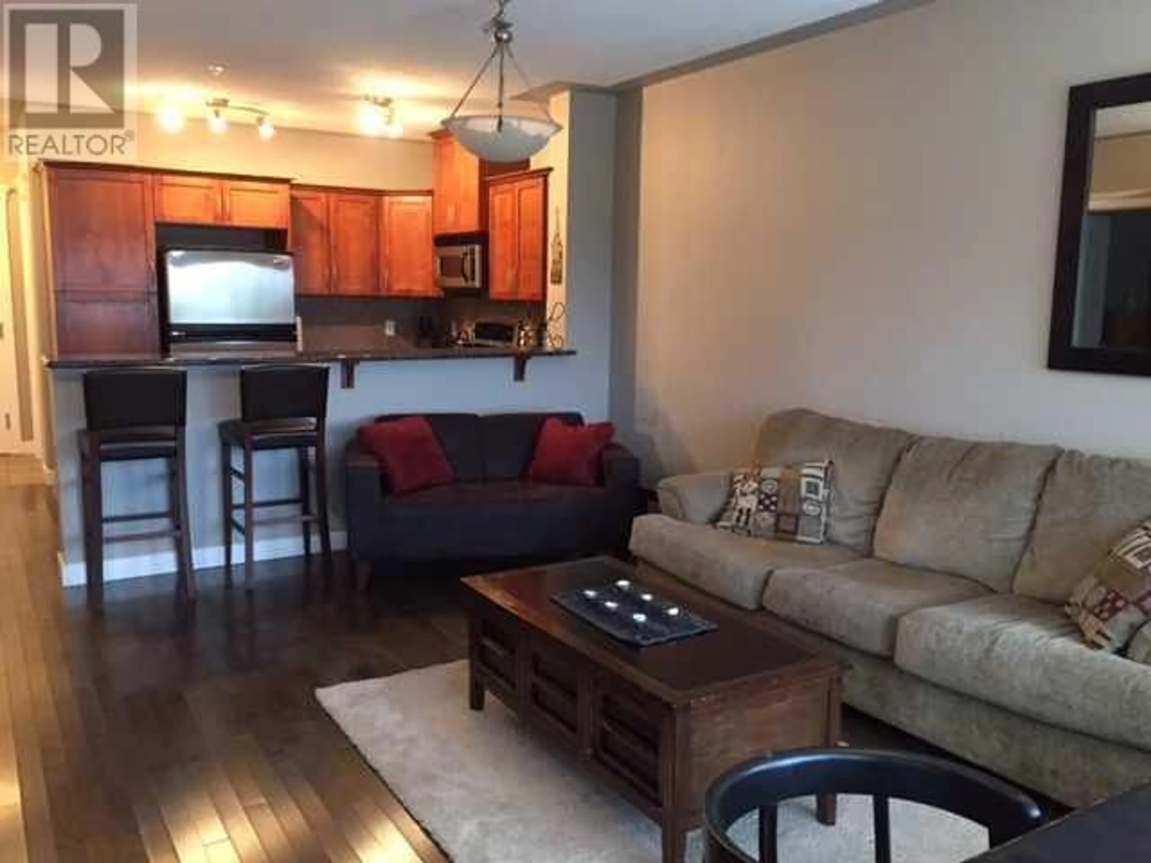 Living room for 424 30 Discovery Ridge Close SW, Calgary Alberta t3h5x5