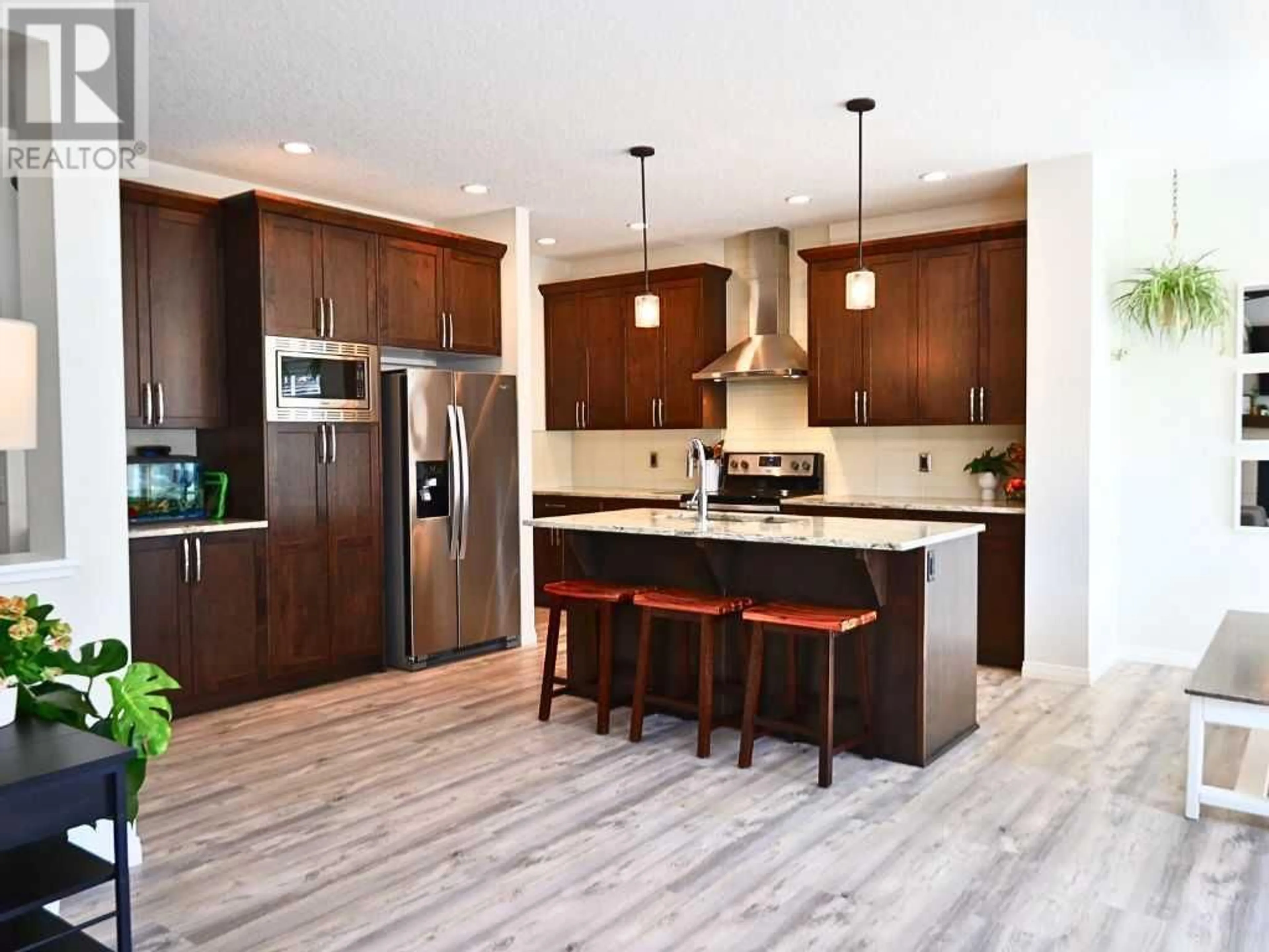 Contemporary kitchen for 286 Mountainview Drive, Okotoks Alberta T1S1R1