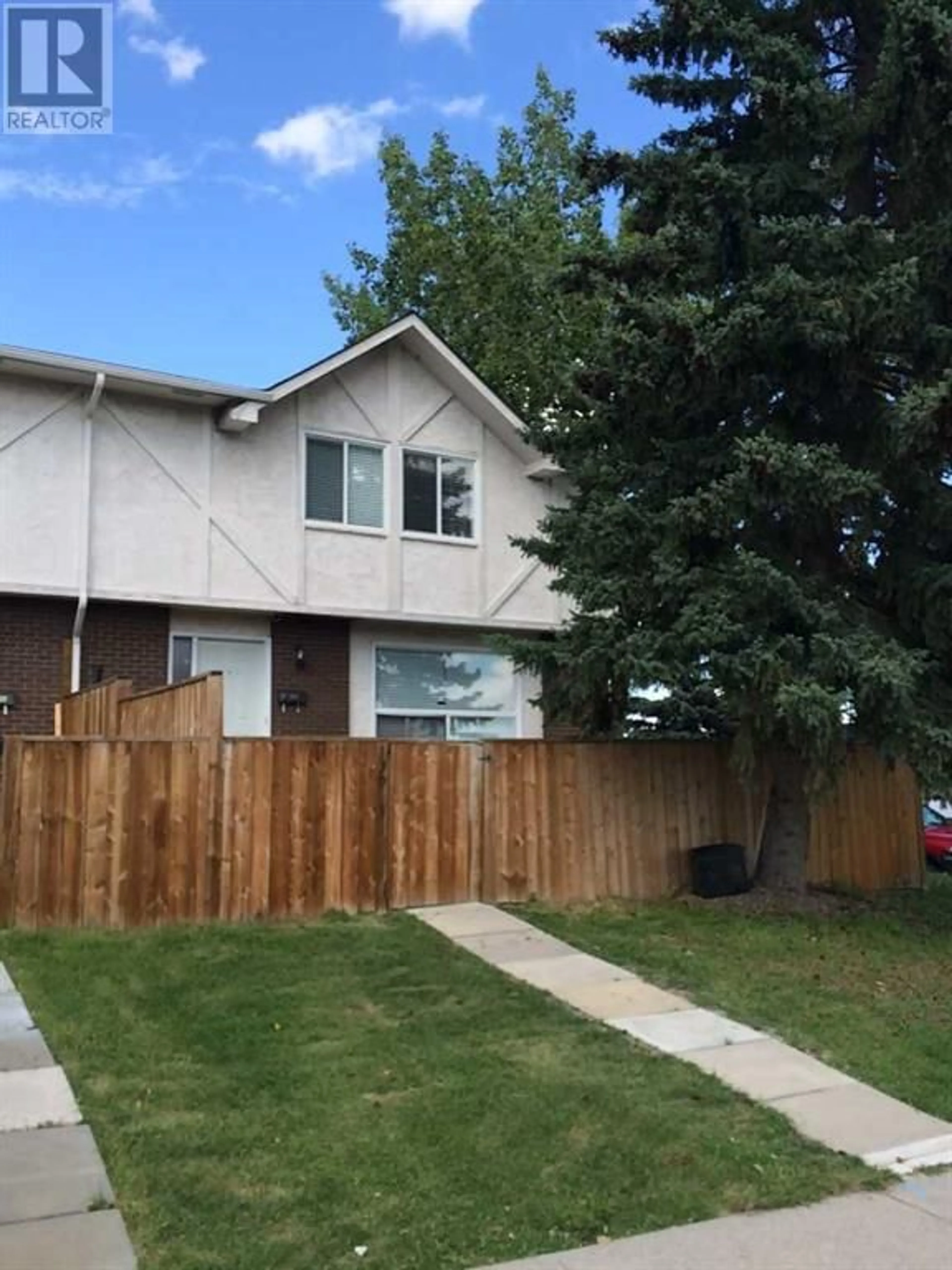 Fenced yard for 3 139 Huntington Park Green NW, Calgary Alberta T2K5H4
