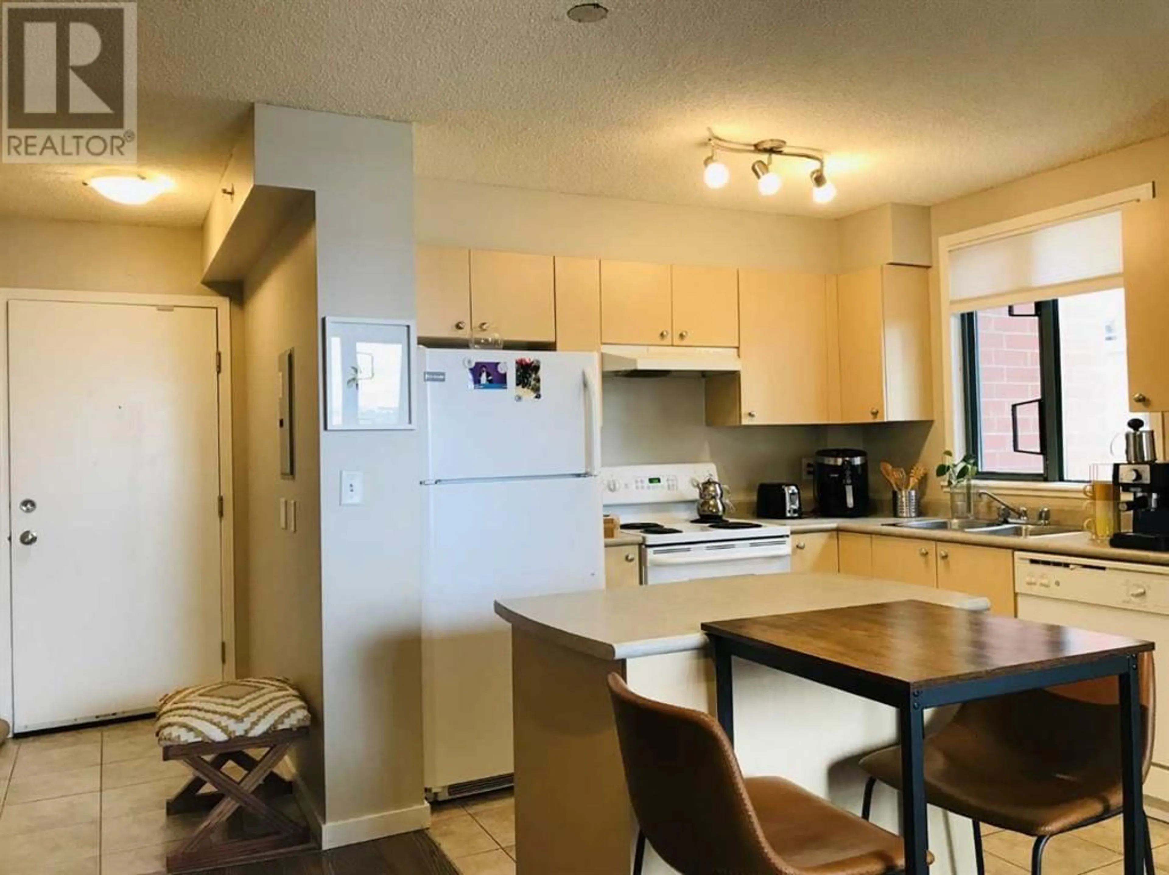 Standard kitchen for 417 1111 6 Avenue SW, Calgary Alberta T2P5M5
