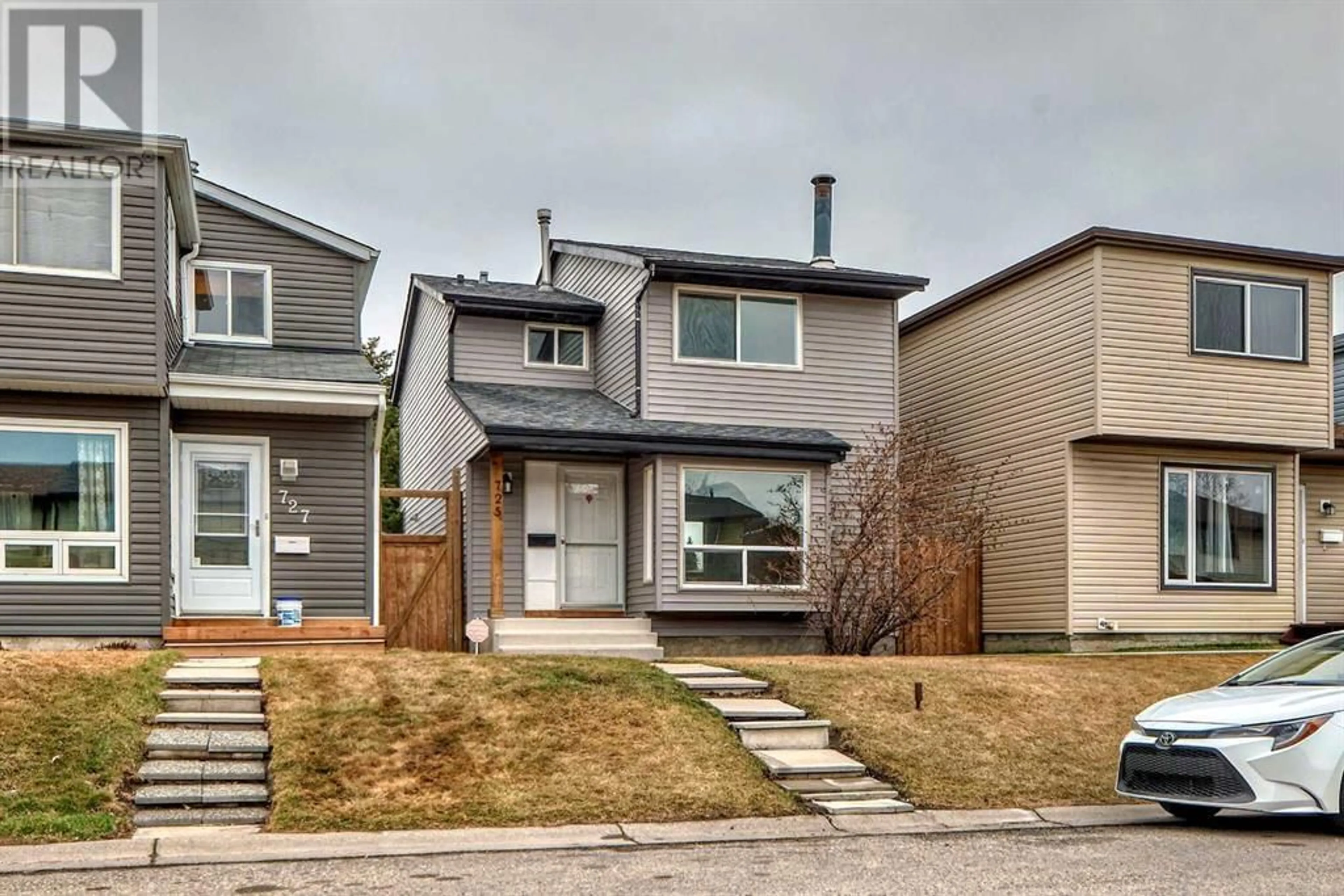Frontside or backside of a home for 725 Aboyne Way NE, Calgary Alberta T2A5Z3