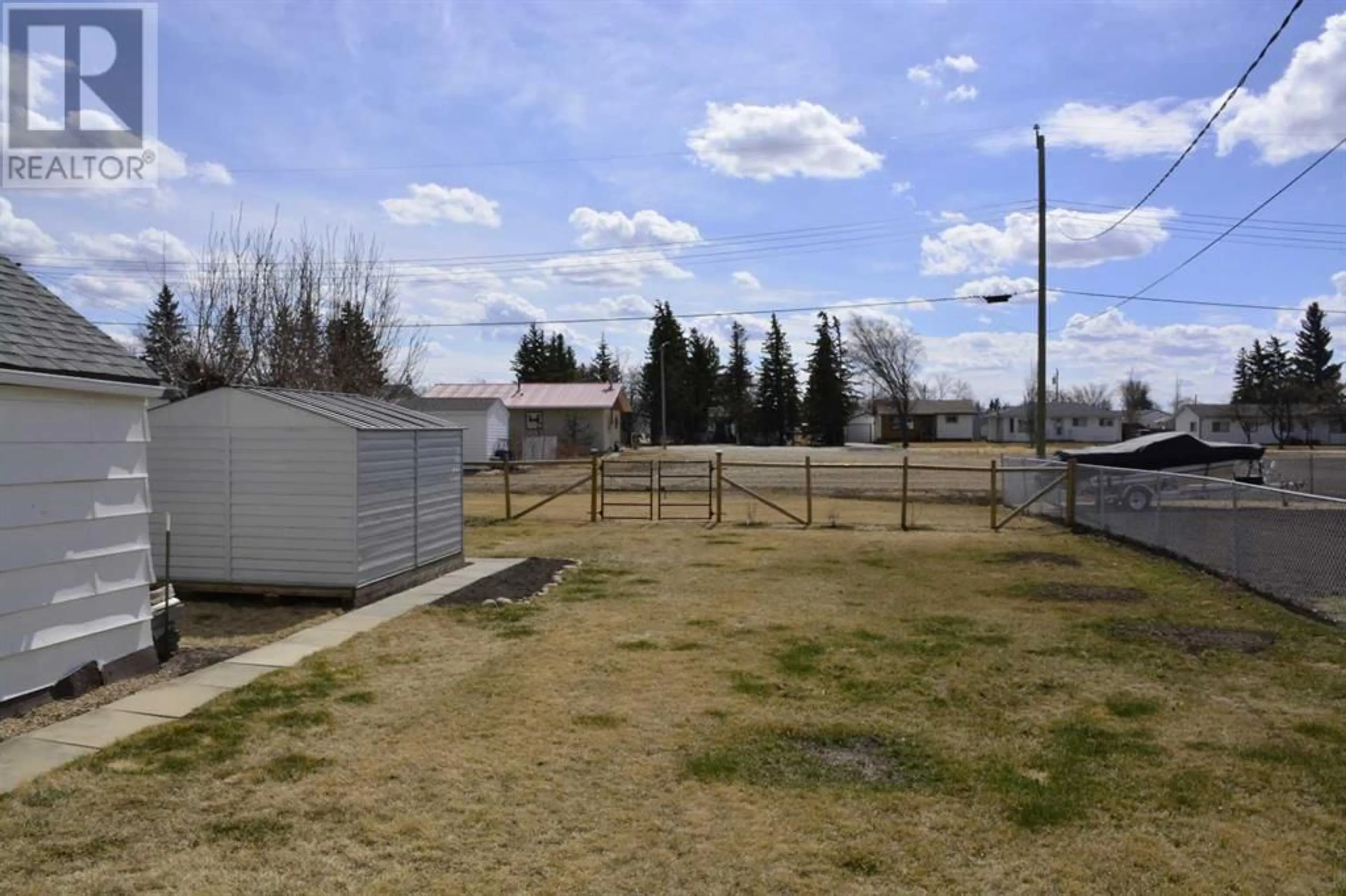 Fenced yard for 117 1st Avenue, Falher Alberta T0H1M0