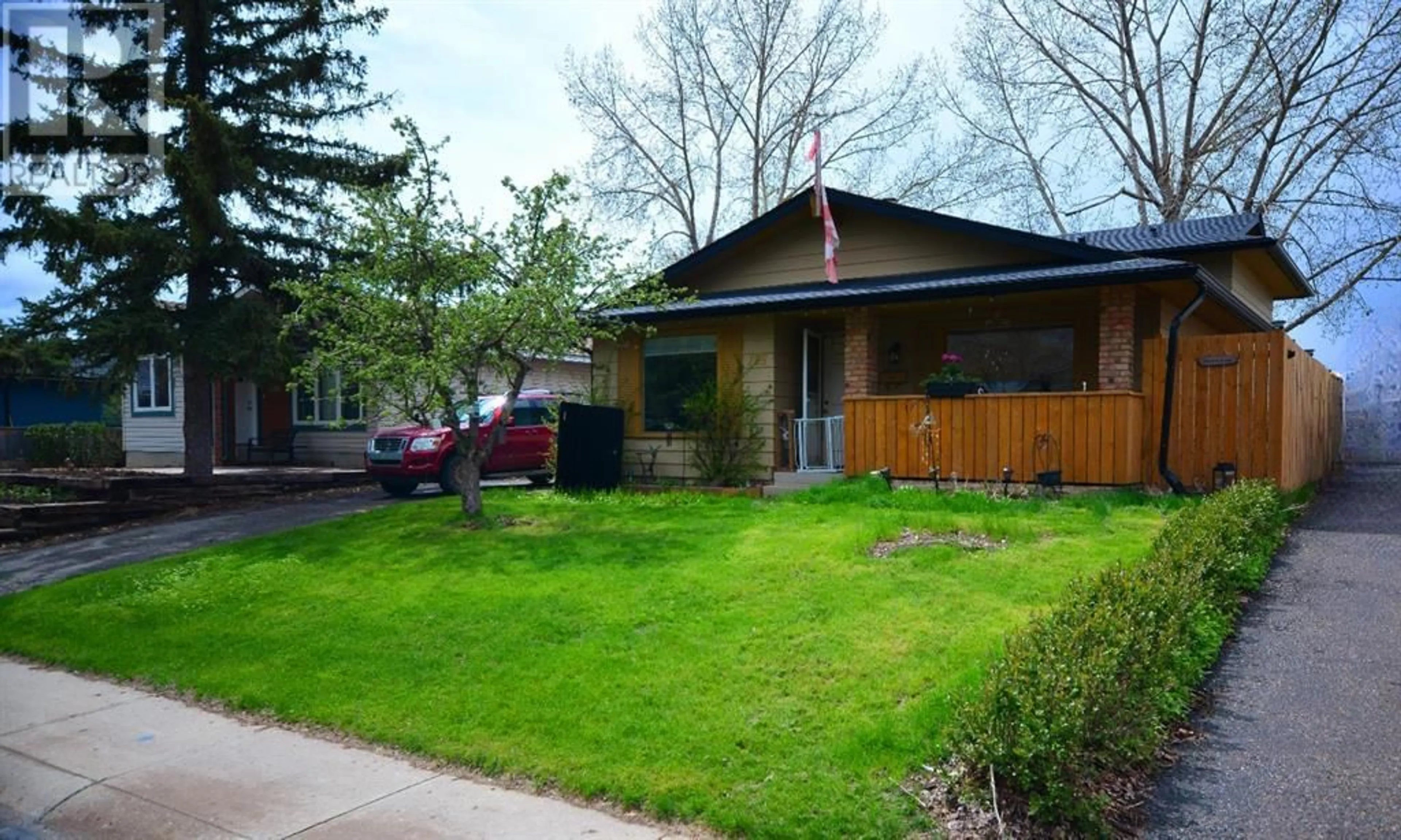 A pic from exterior of the house or condo for 135 Waldron Avenue, Okotoks Alberta T1S1C8