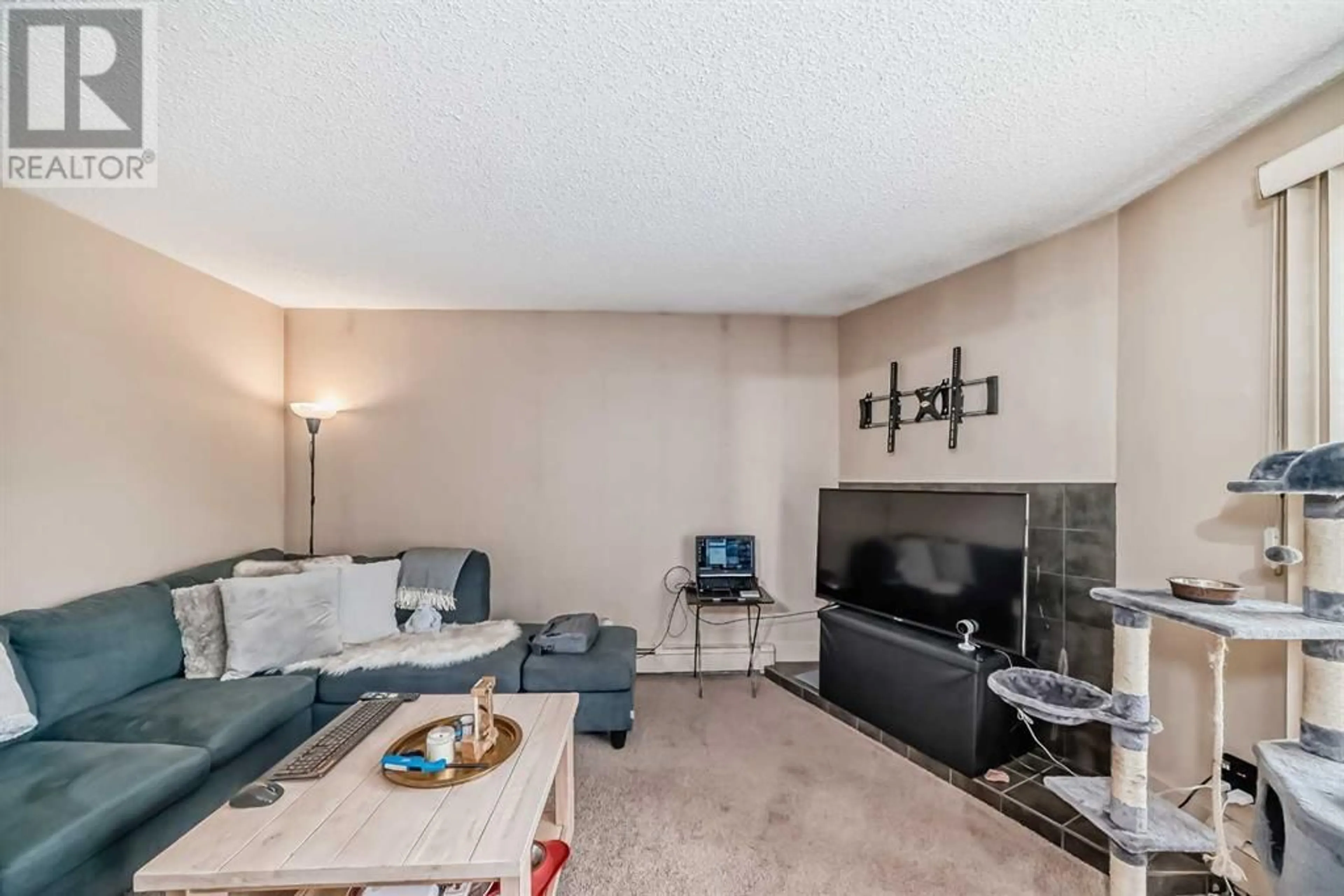 Living room for 203 409 1 Avenue NE, Calgary Alberta T2E0B3