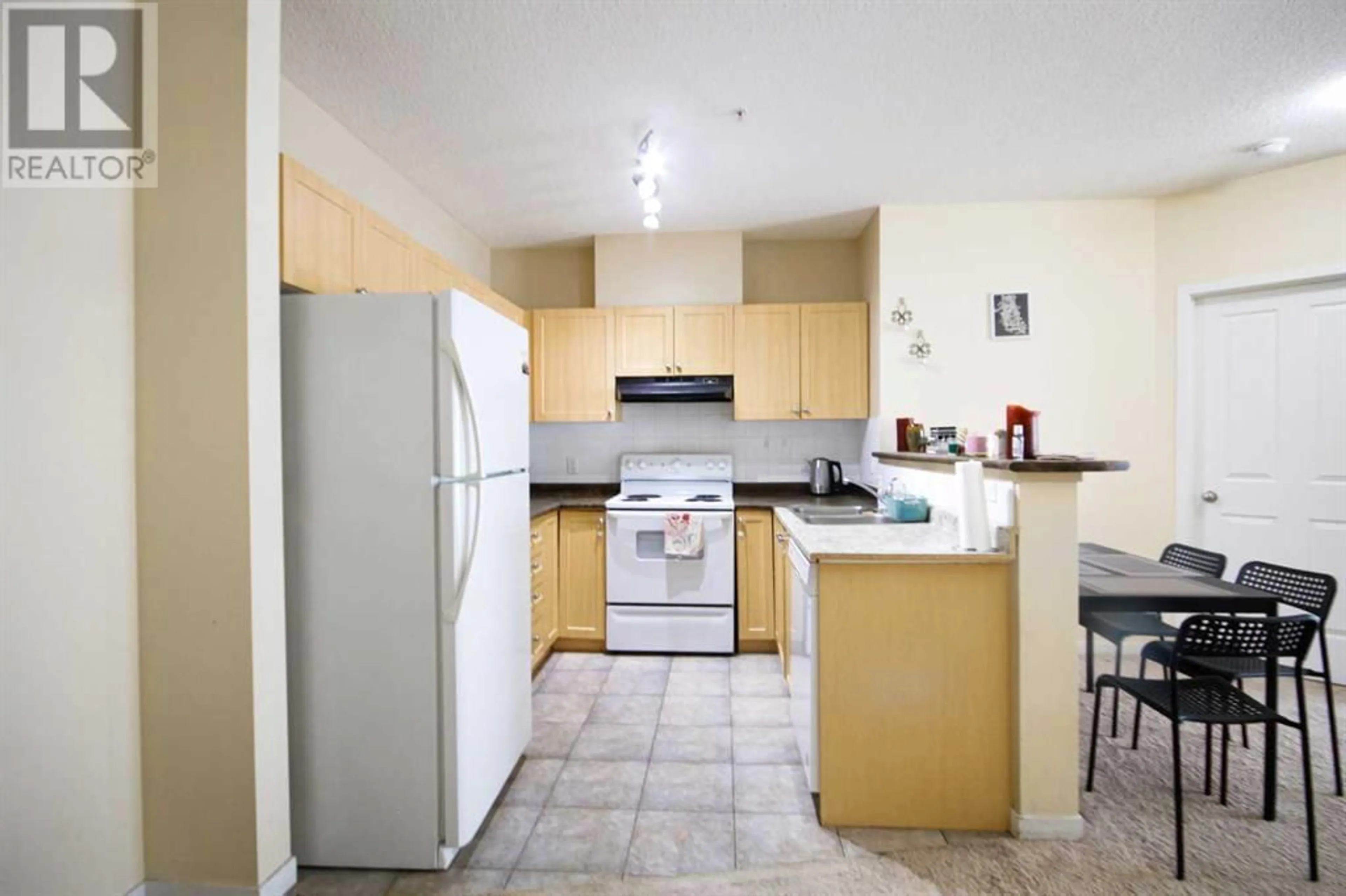 Standard kitchen for 1306 333 Taravista Drive NE, Calgary Alberta T3J0H3