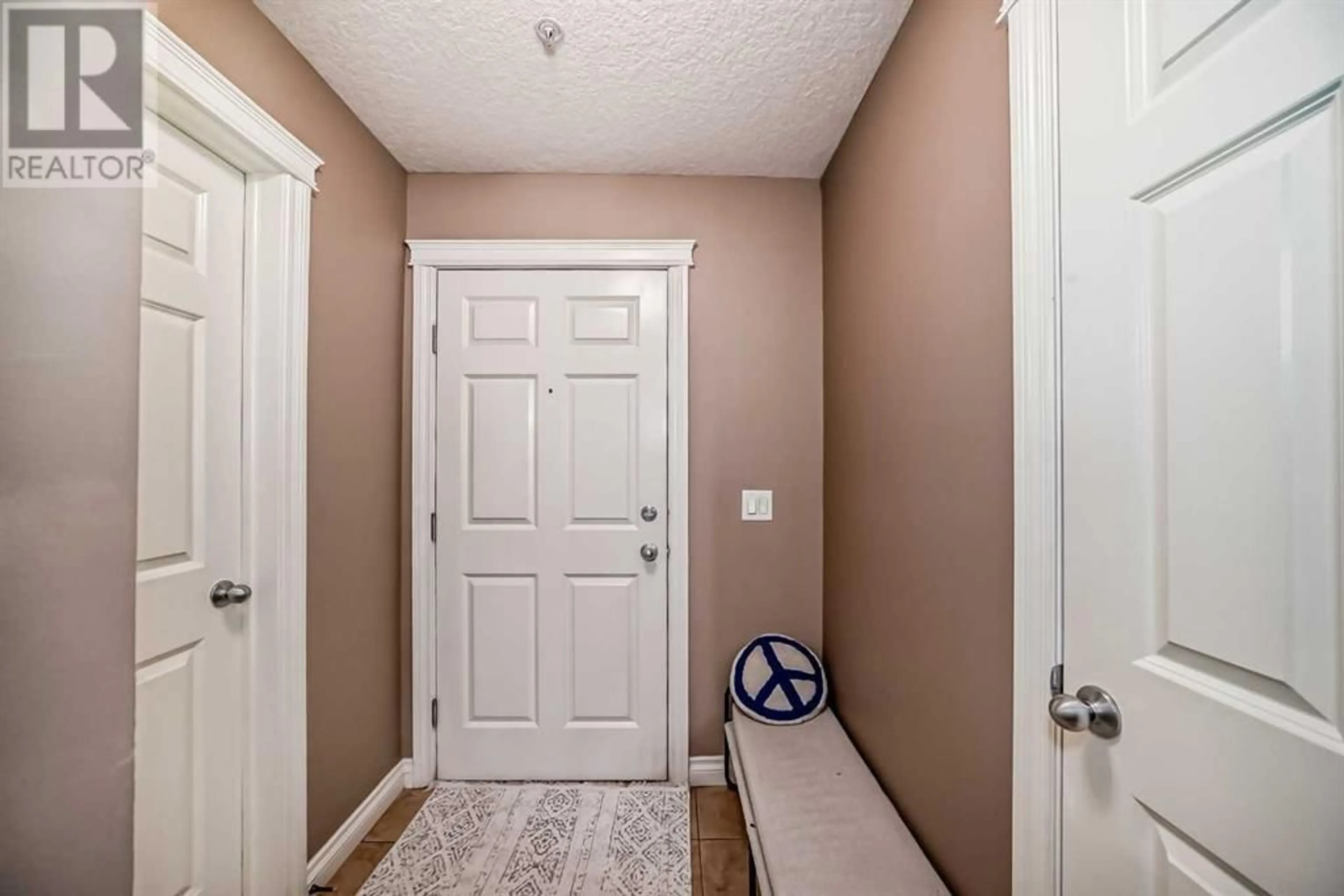 Indoor entryway for 233 910 Centre Avenue, Calgary Alberta T2E9C7