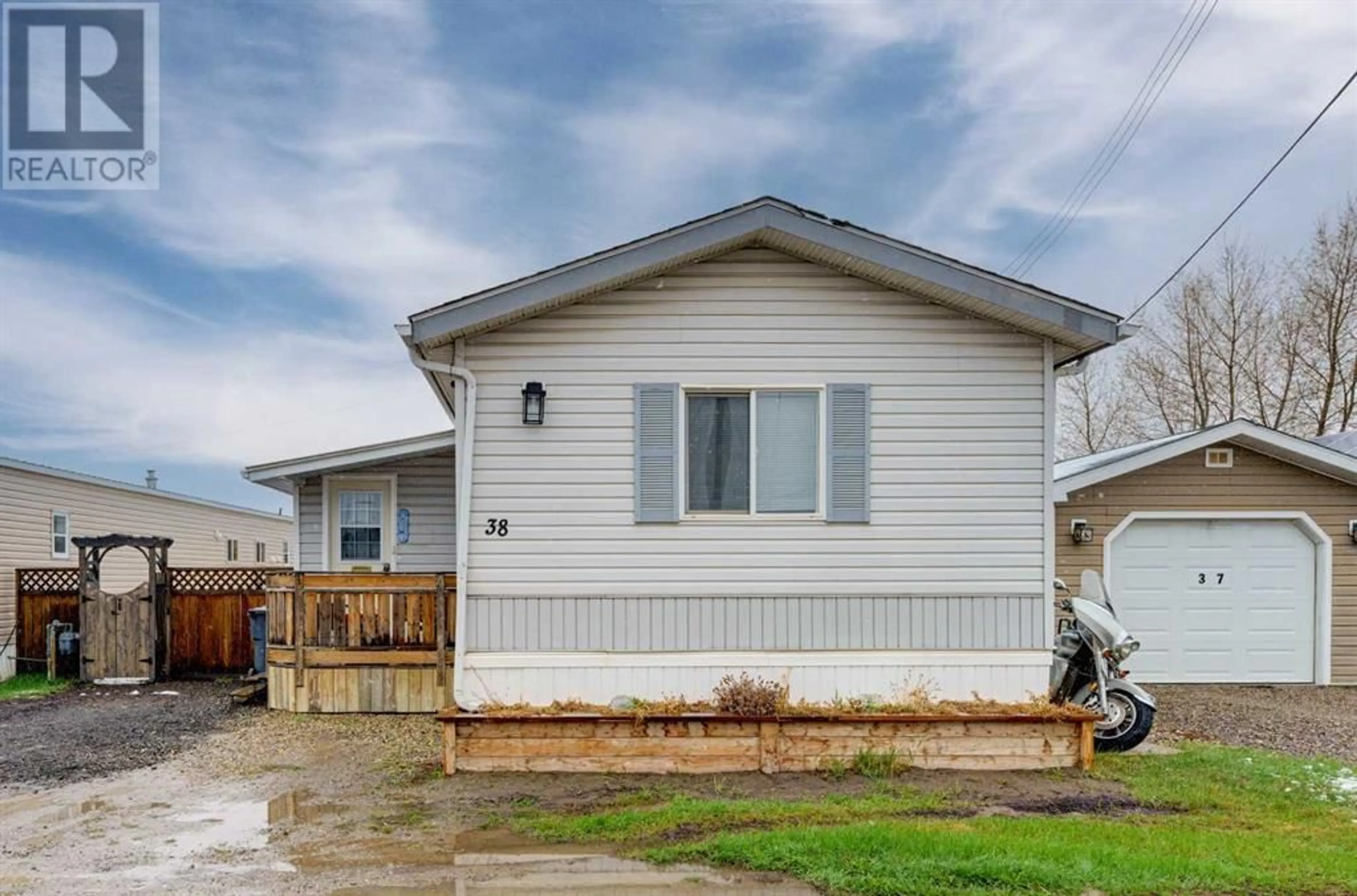 A pic from exterior of the house or condo for 38 Park Road, Carstairs Alberta T0M0N0