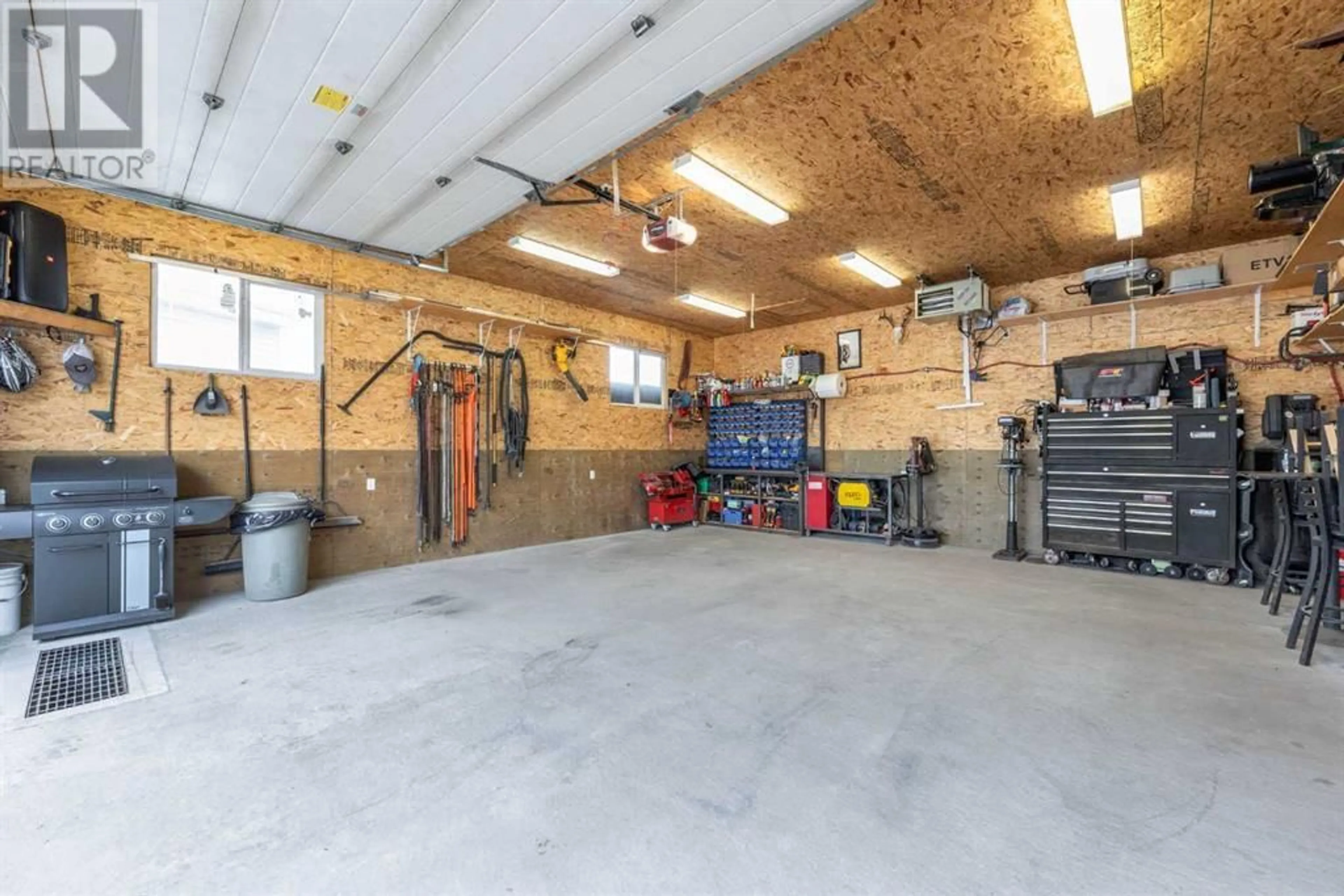 Indoor garage for 100 Grey Owl Place SW, Fort McMurray Alberta T9H2P1