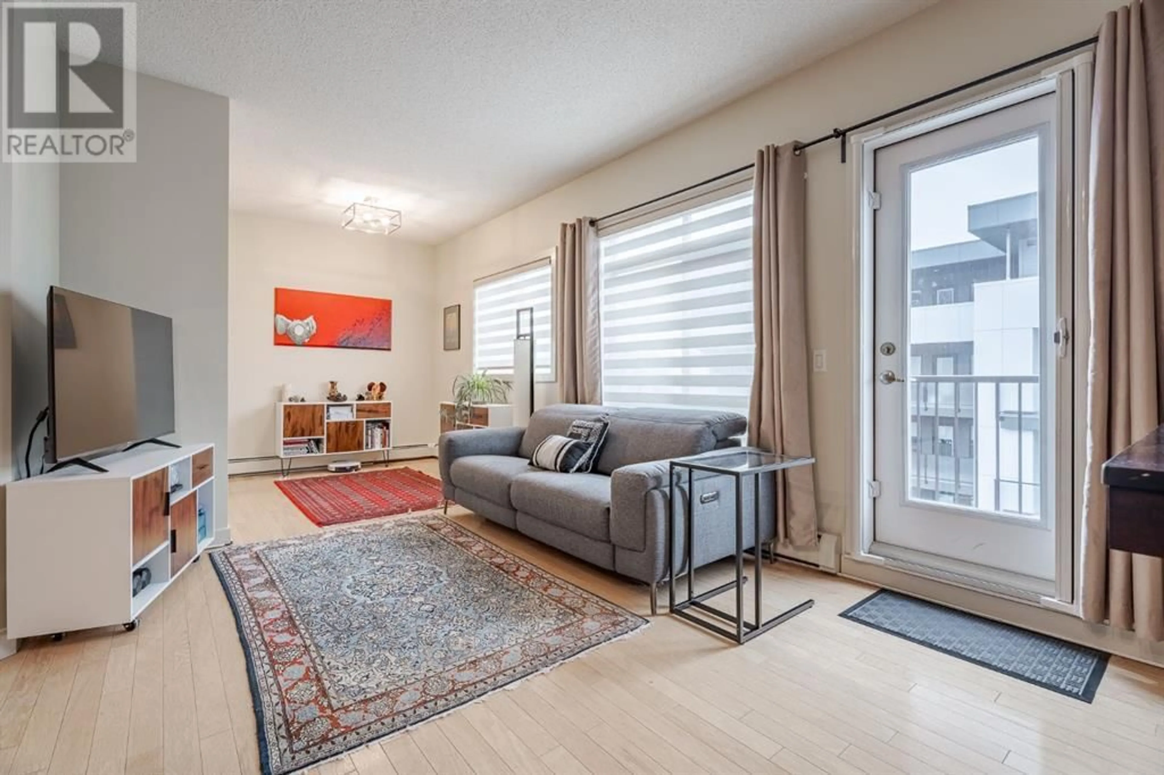 Living room for 409 323 18 Avenue SW, Calgary Alberta T2S0C4