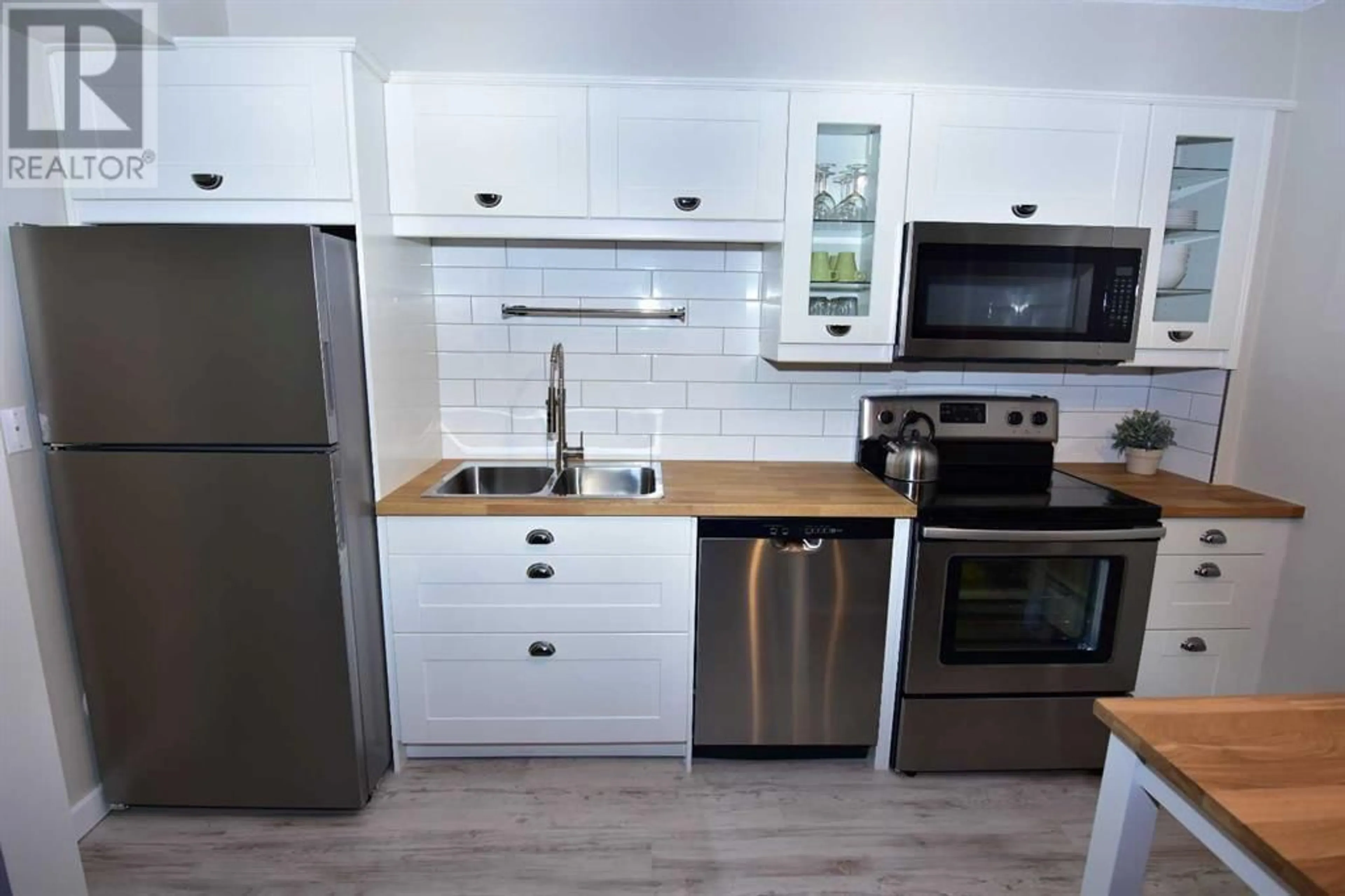 Standard kitchen for C1 9523 88 Avenue, Peace River Alberta T8S1G6