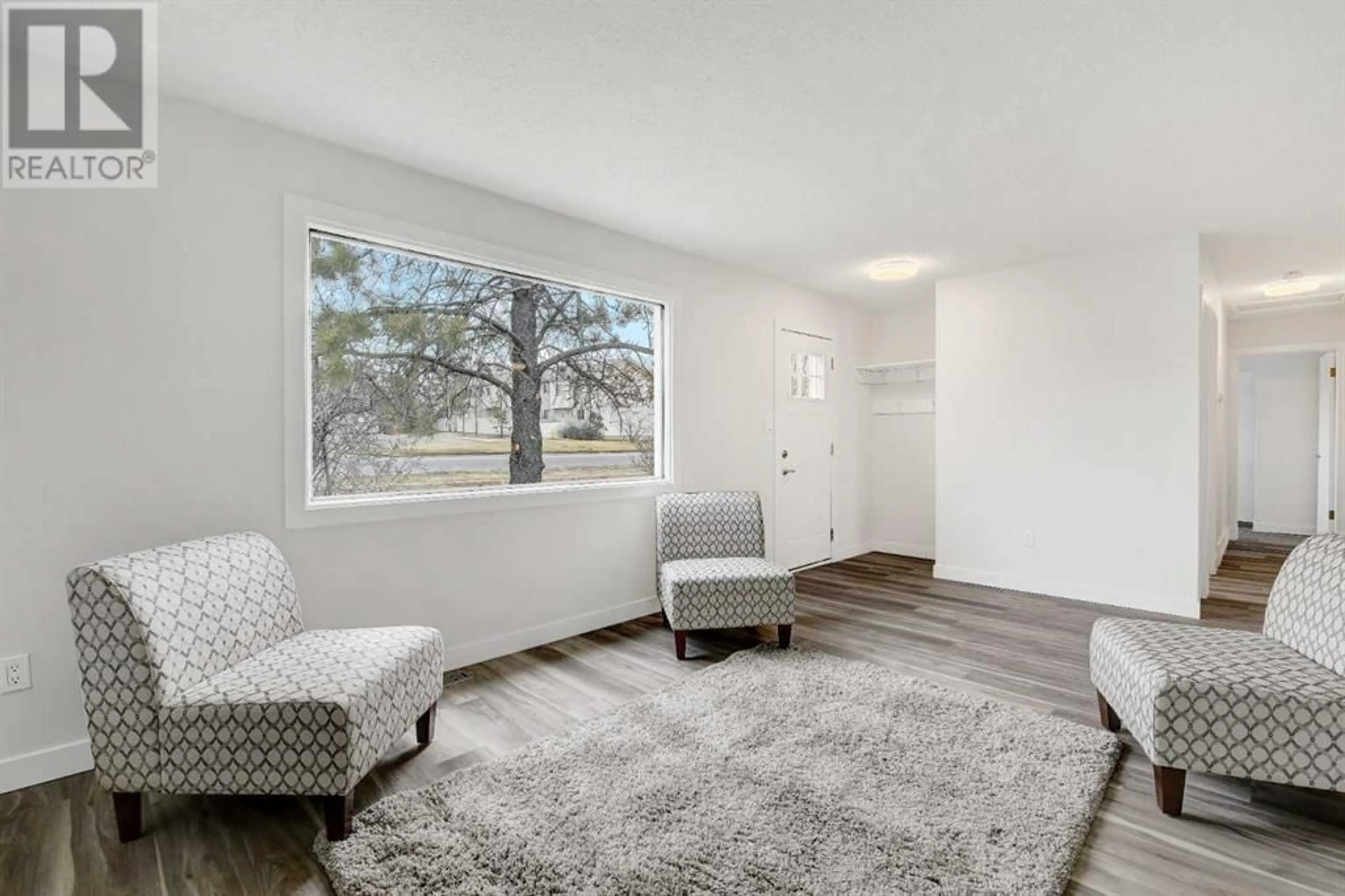 Living room for 11430 96 Street, Grande Prairie Alberta T8V2A5