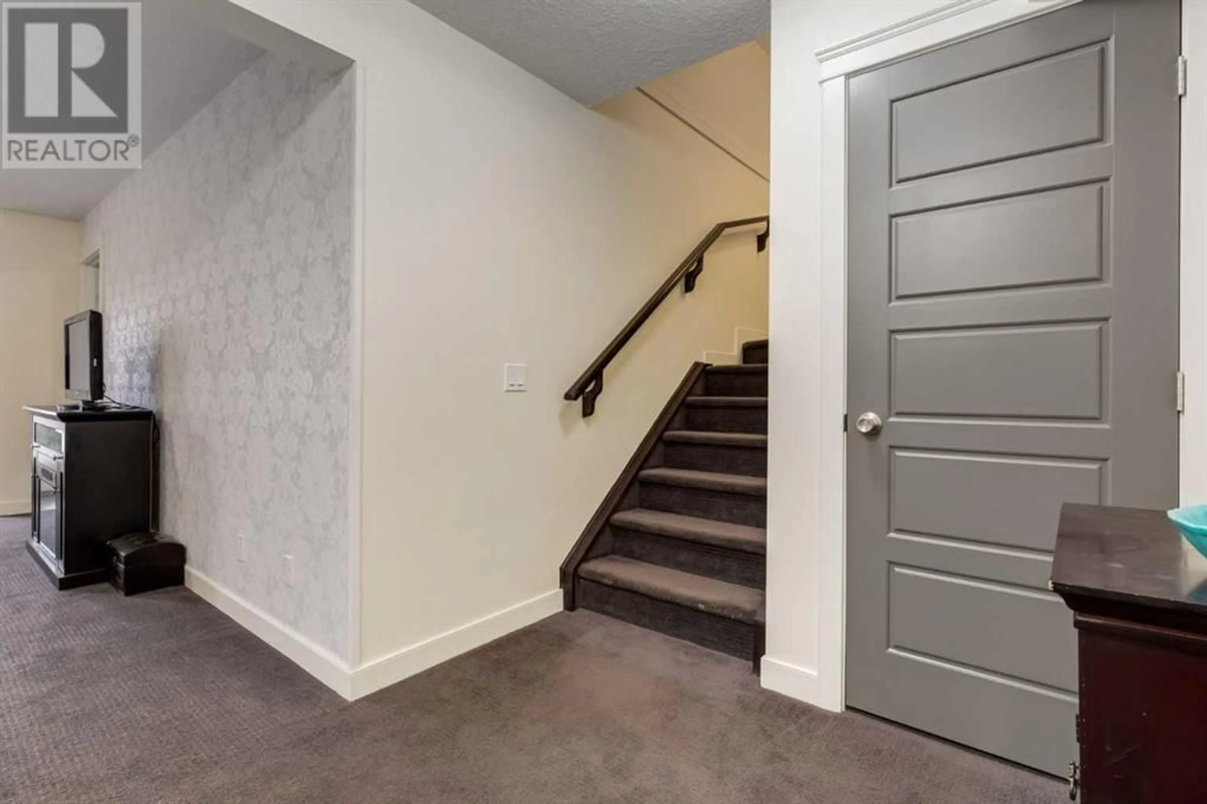 Indoor foyer for 41 Ravenskirk Close SE, Airdrie Alberta T4A0S9