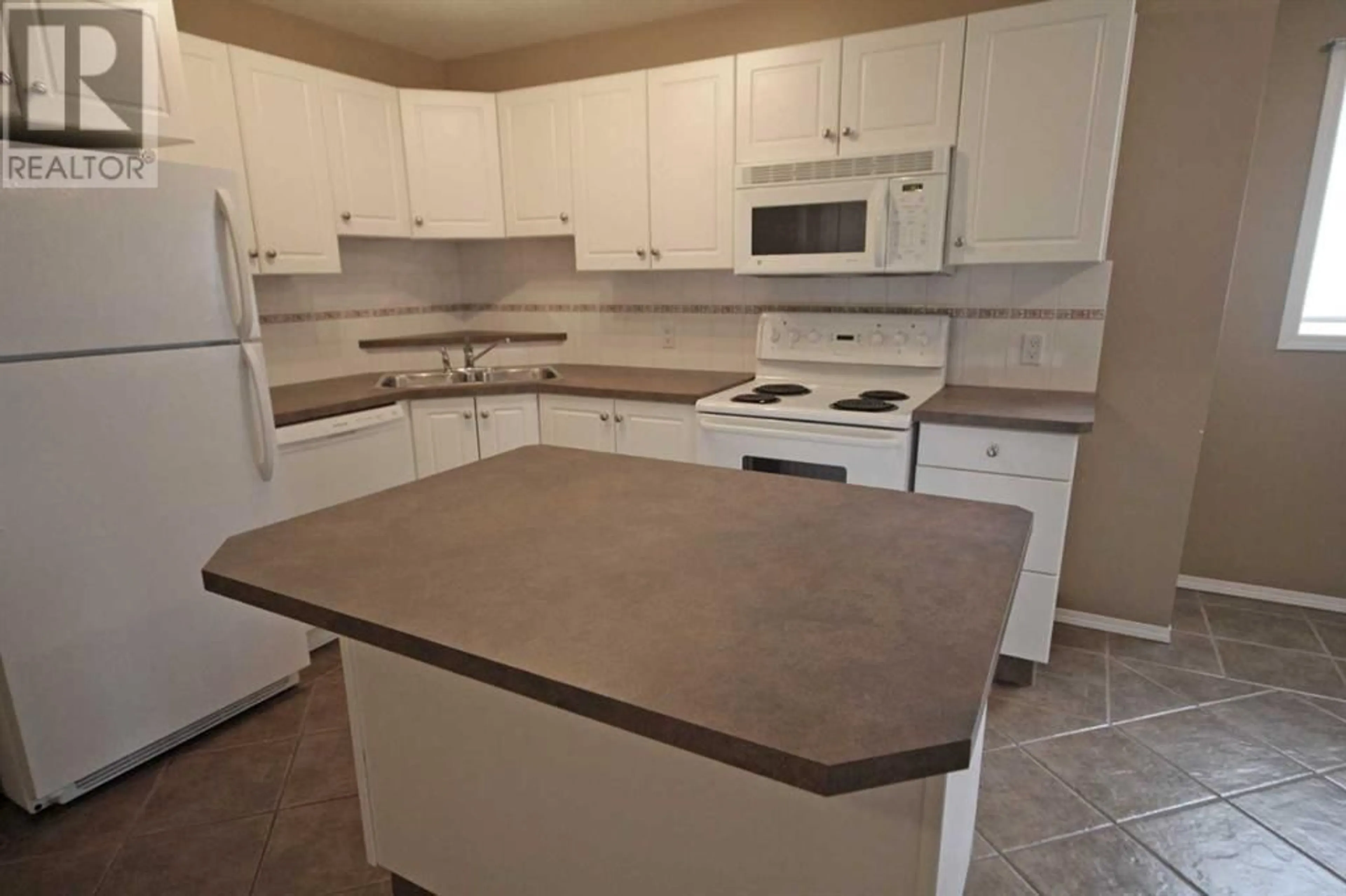 Standard kitchen for 2202 5220 50A Avenue, Sylvan Lake Alberta T4S1E5