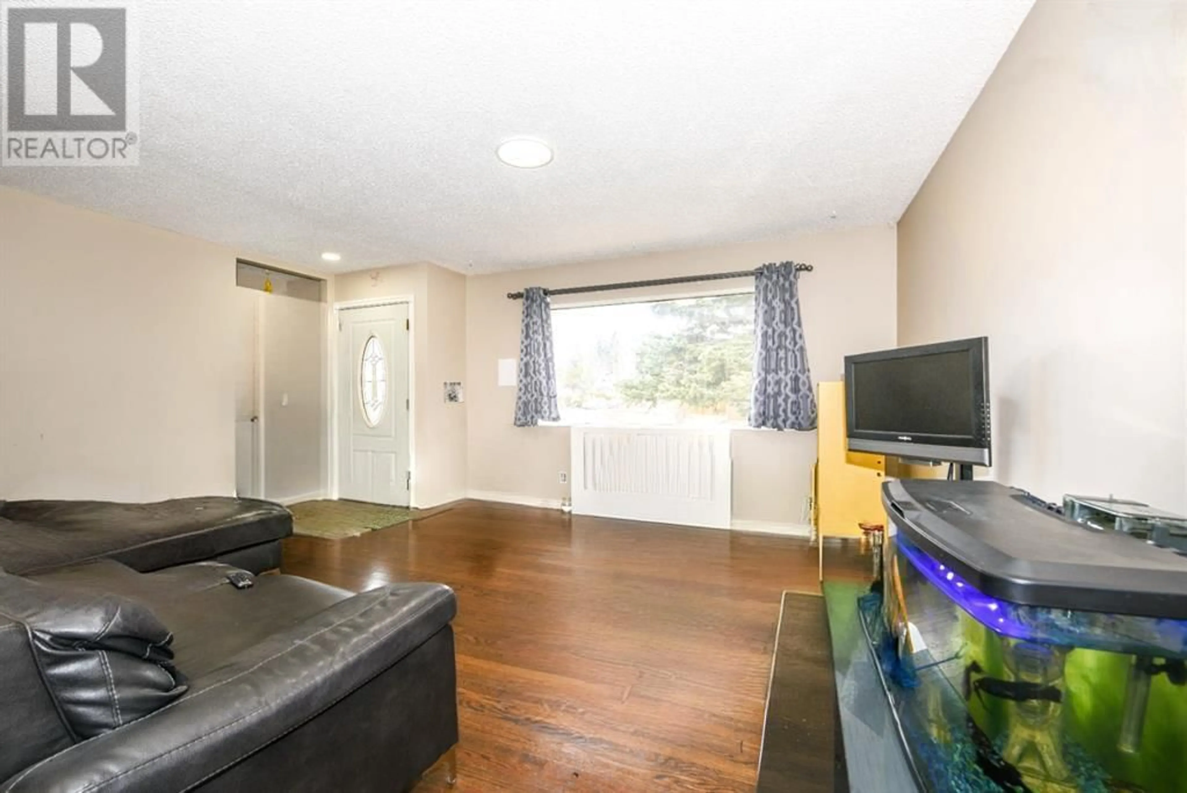 A pic of a room for 48 Hazelwood Crescent SW, Calgary Alberta T2V3B9