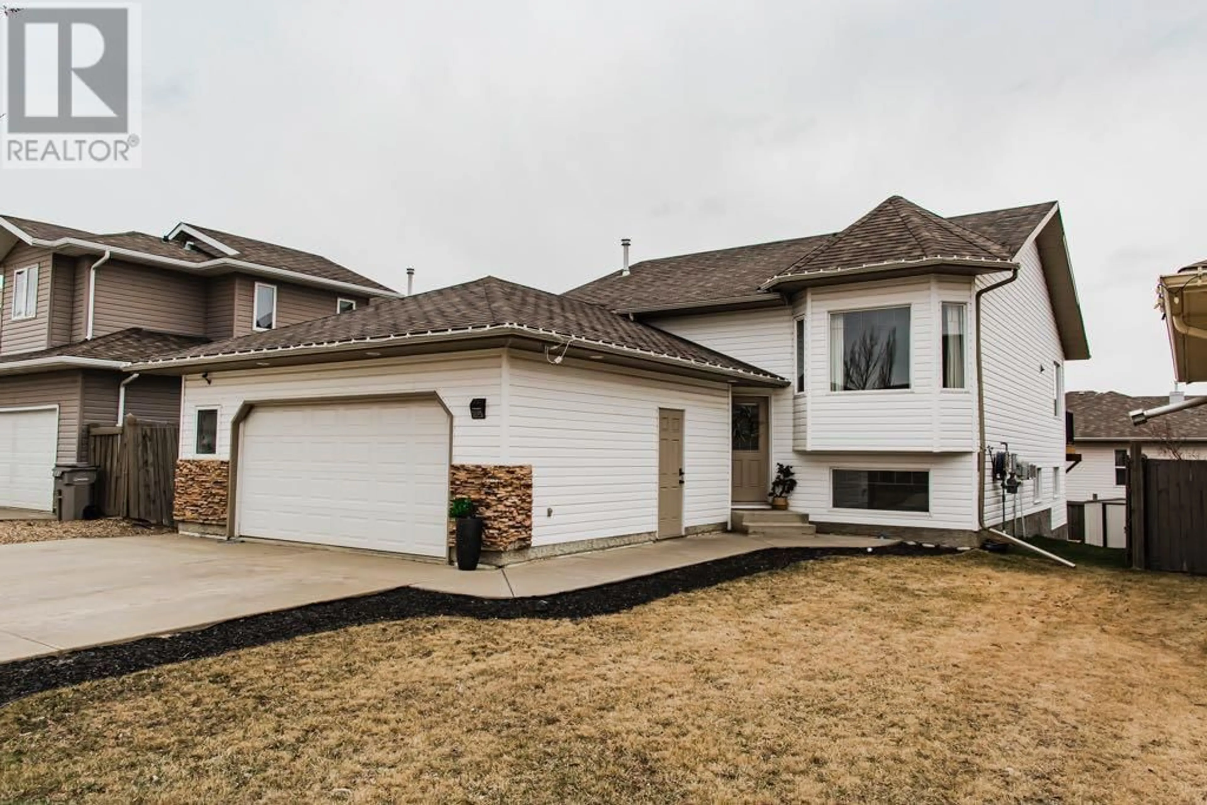 Frontside or backside of a home for 11137 O'Brien Lake Drive, Grande Prairie Alberta T8W0B5