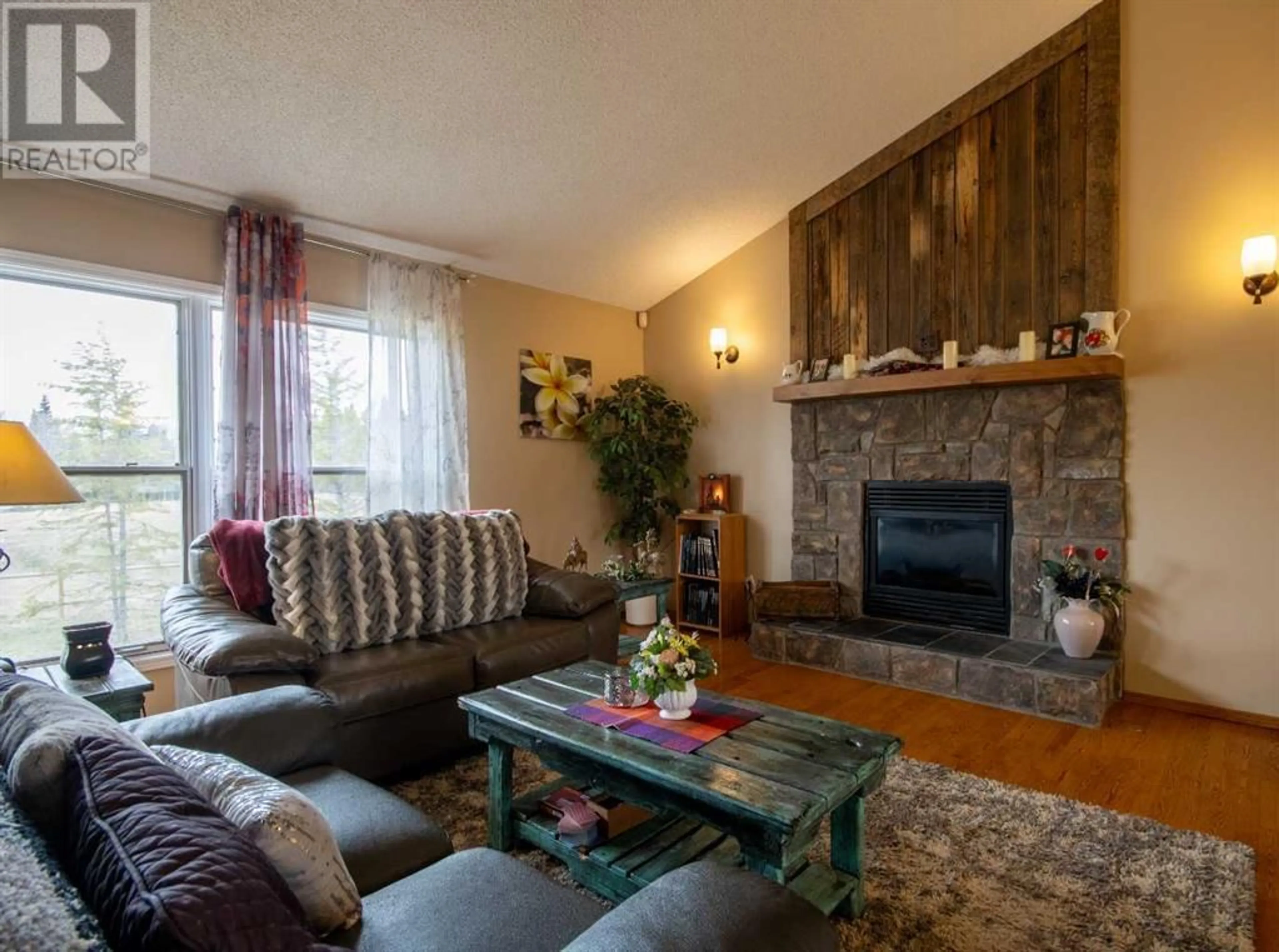 Living room for 32169 Highway 760, Rural Mountain View County Alberta T0M1X0