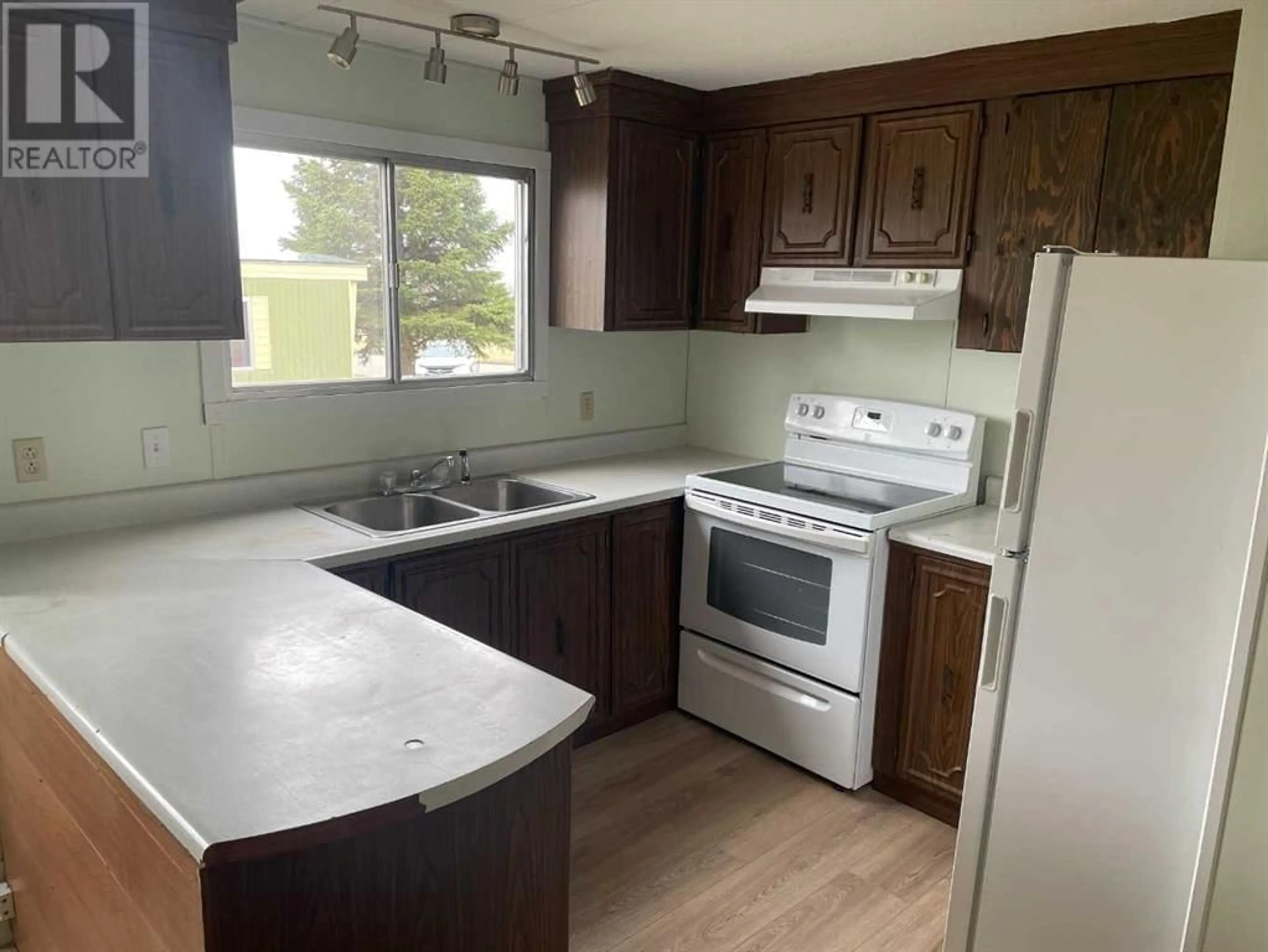 Standard kitchen for 10409 103 Street, Fairview Alberta T0H1L0