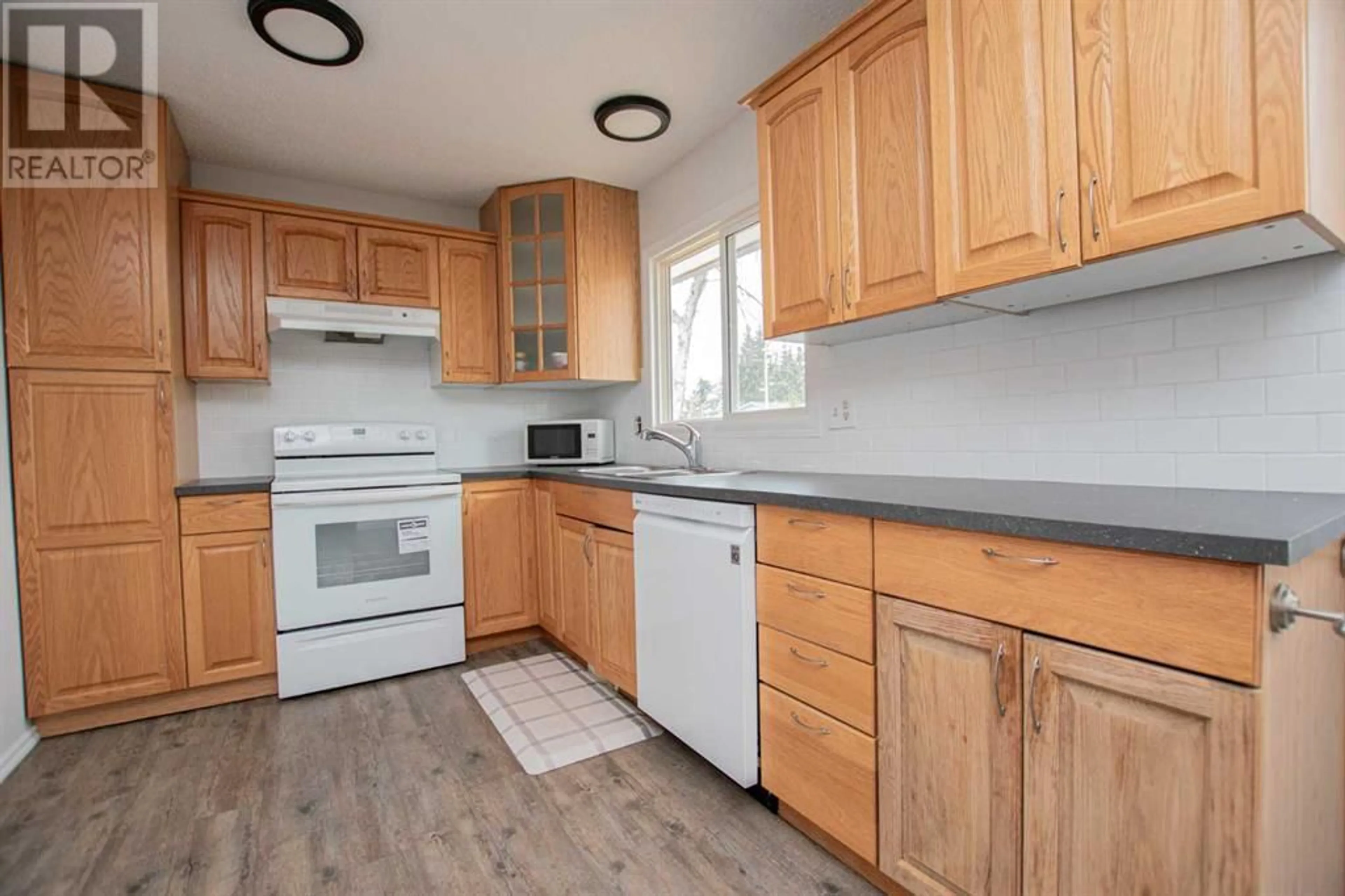 Standard kitchen for 9531 117 Ave, Grande Prairie Alberta T8V4R2