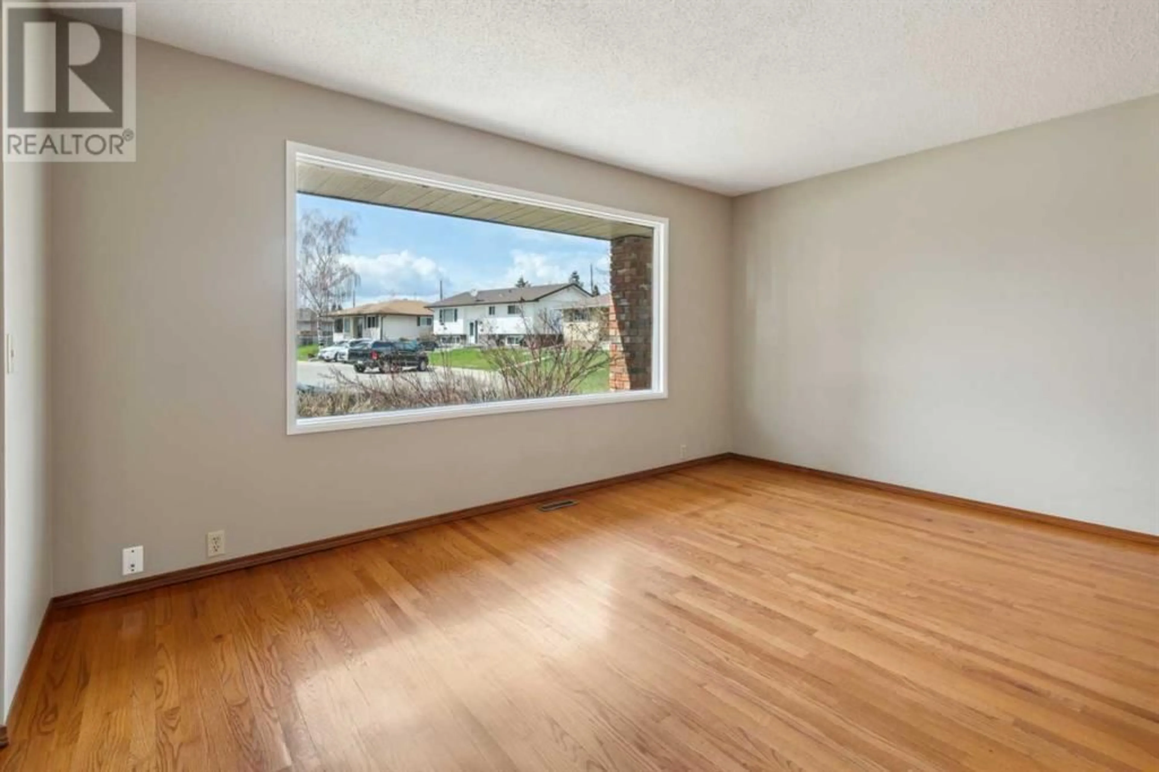 A pic of a room for 323 Madeira Close NE, Calgary Alberta T2A4N7