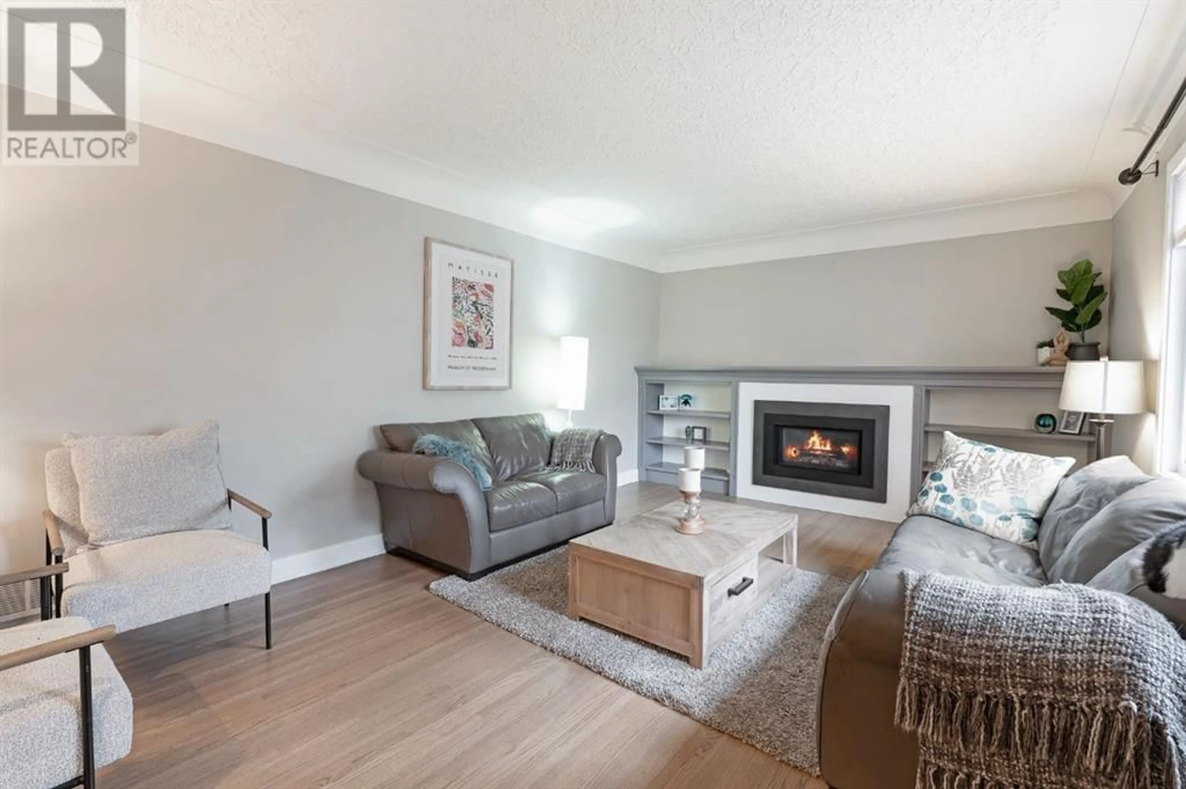 Living room for 425 11 Street NW, Calgary Alberta T2N1X5