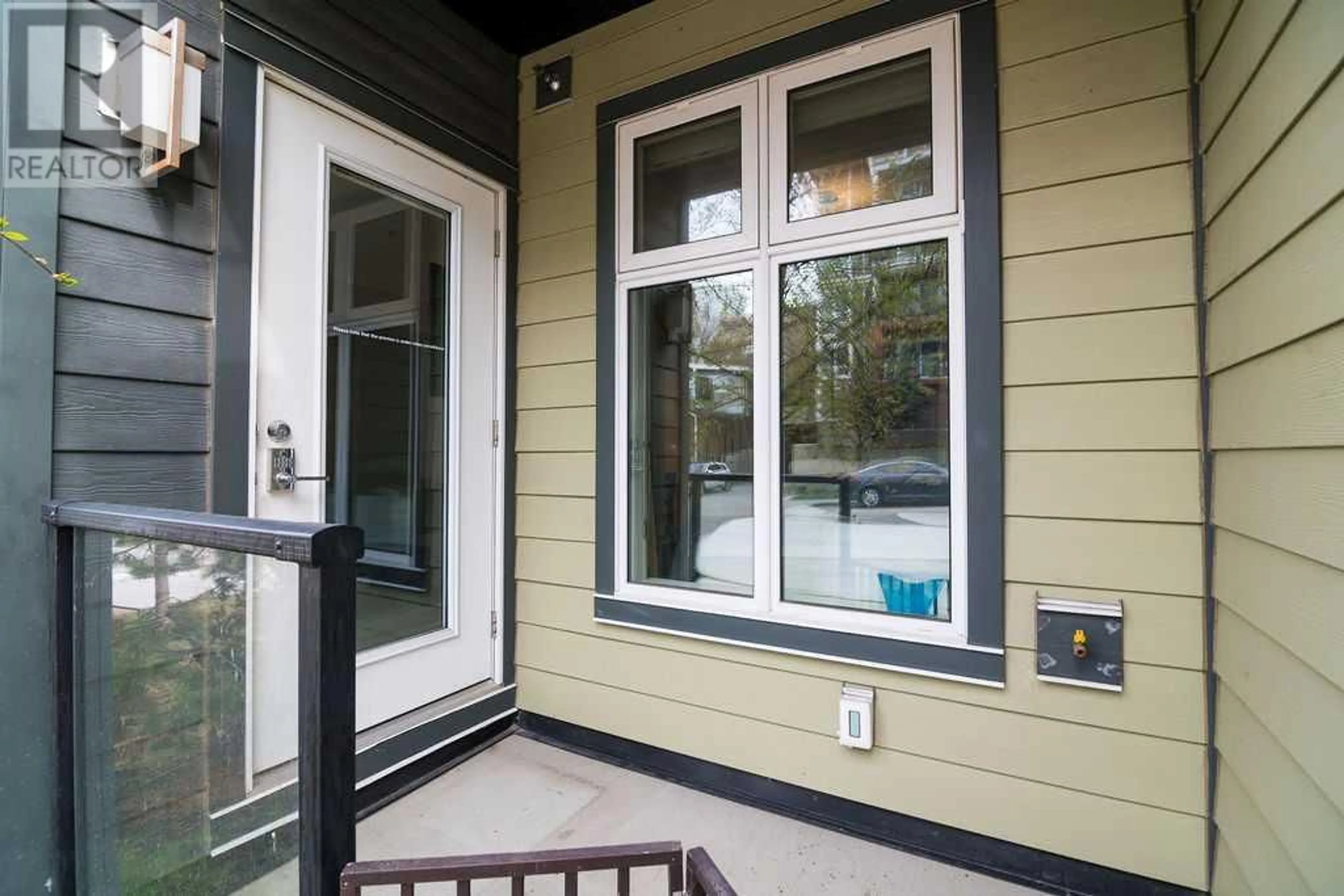Home with vinyl exterior material for 111 515 4 Avenue NE, Calgary Alberta T2E0J9