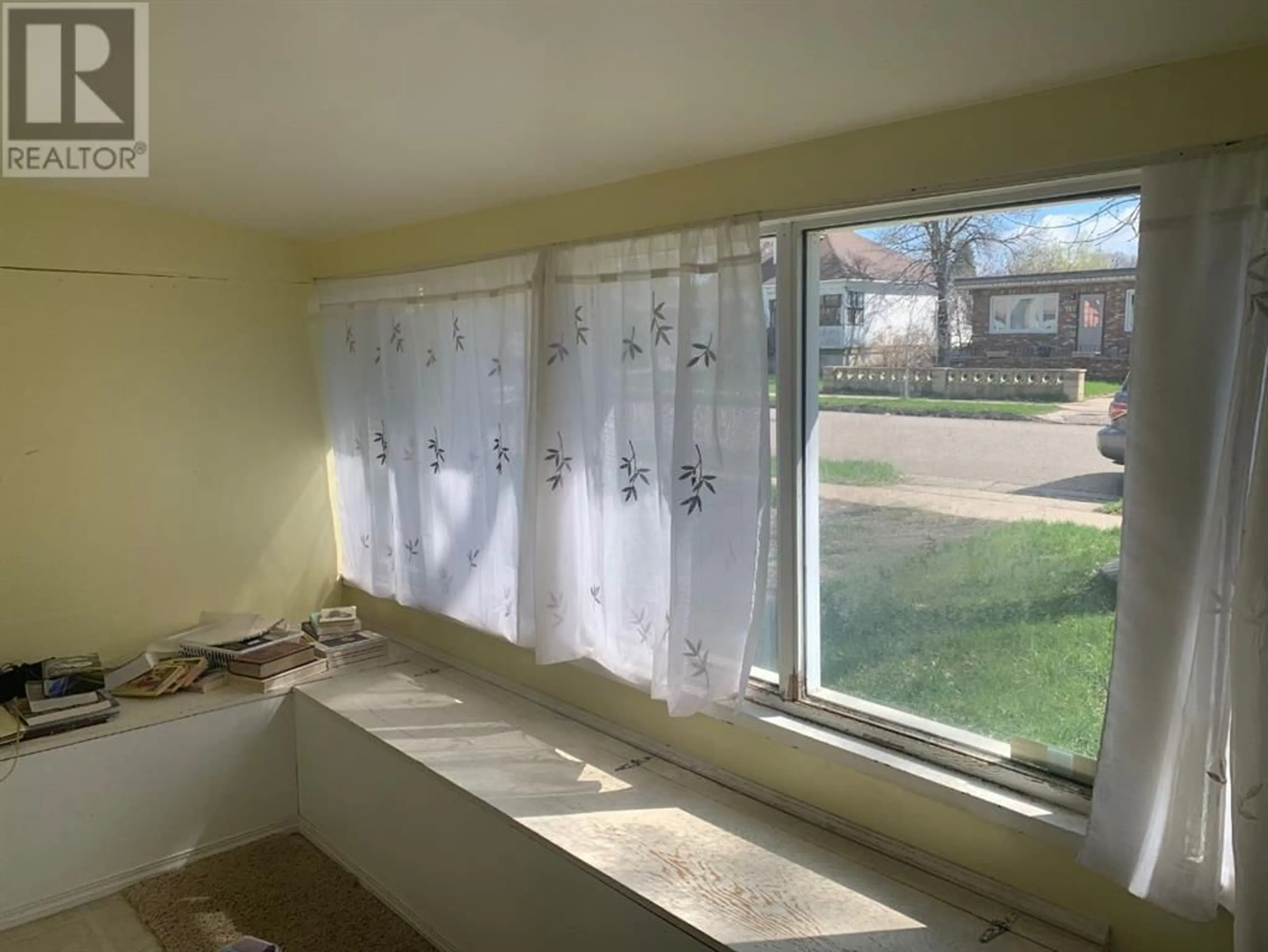 A pic of a room for 318 16 Street N, Lethbridge Alberta T1H3A3