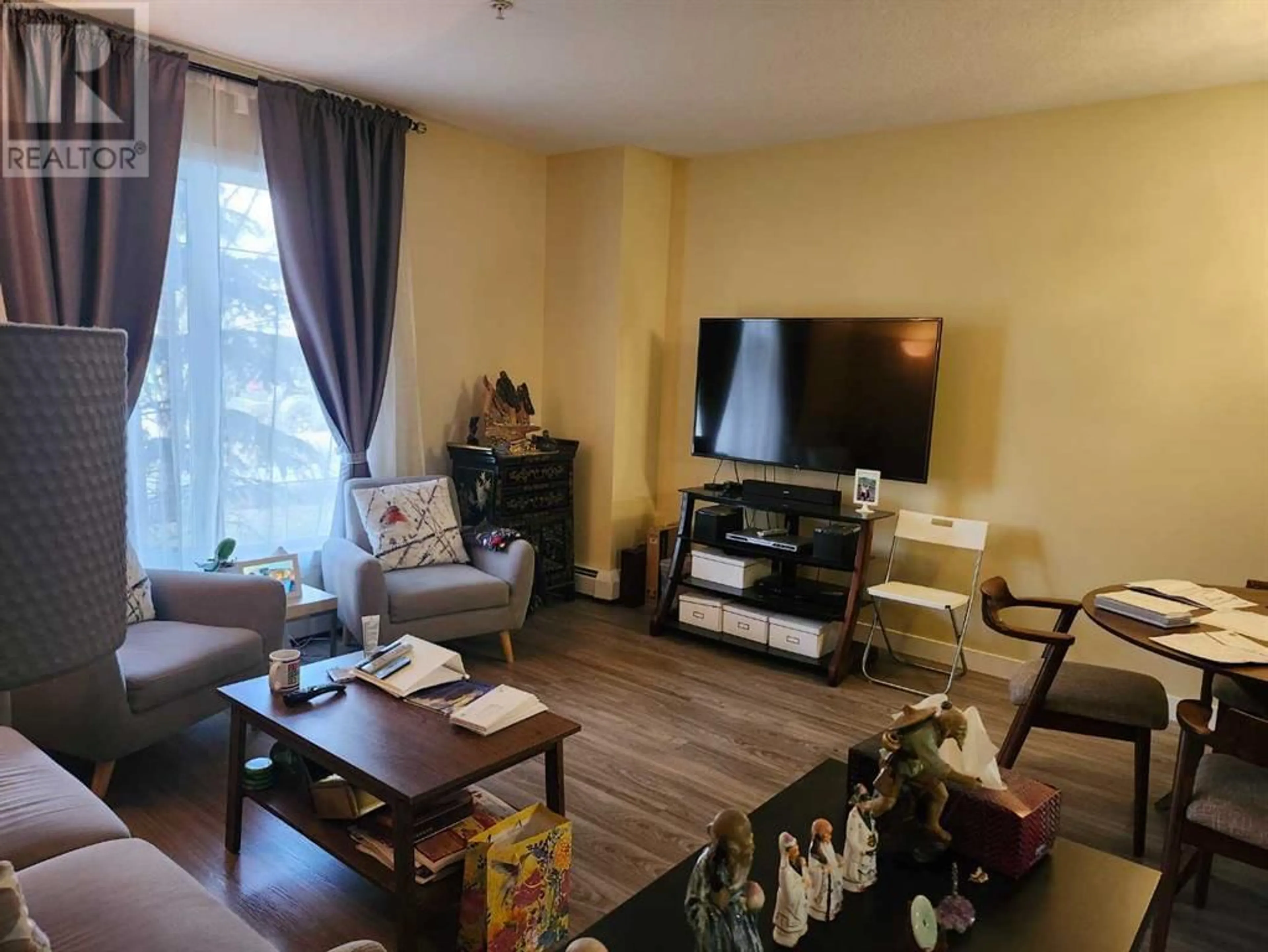Living room for 101 117 19 Avenue NE, Calgary Alberta T2E1N9