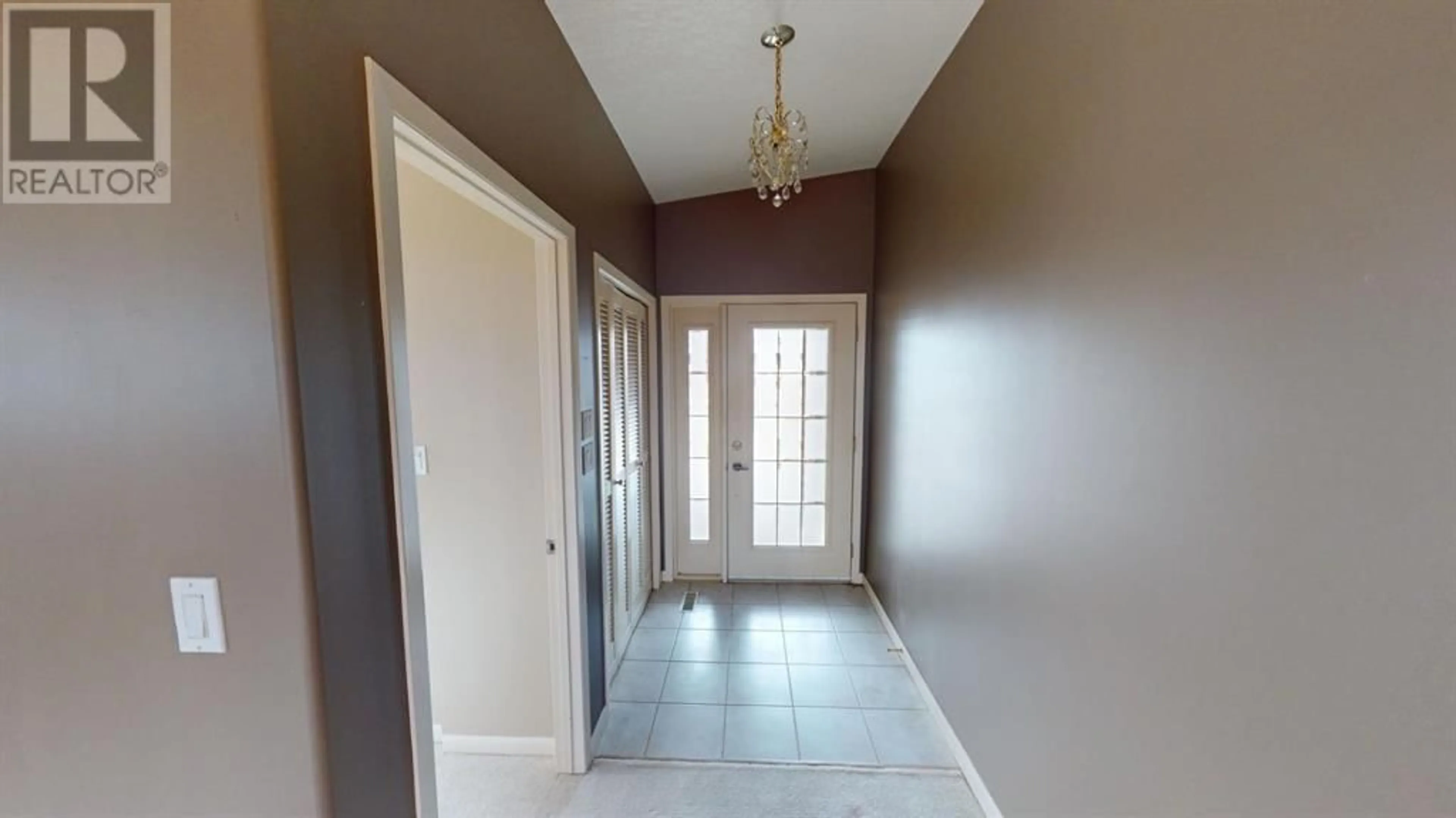 Indoor entryway for 11 Laurel Place, Brooks Alberta T1R0E4