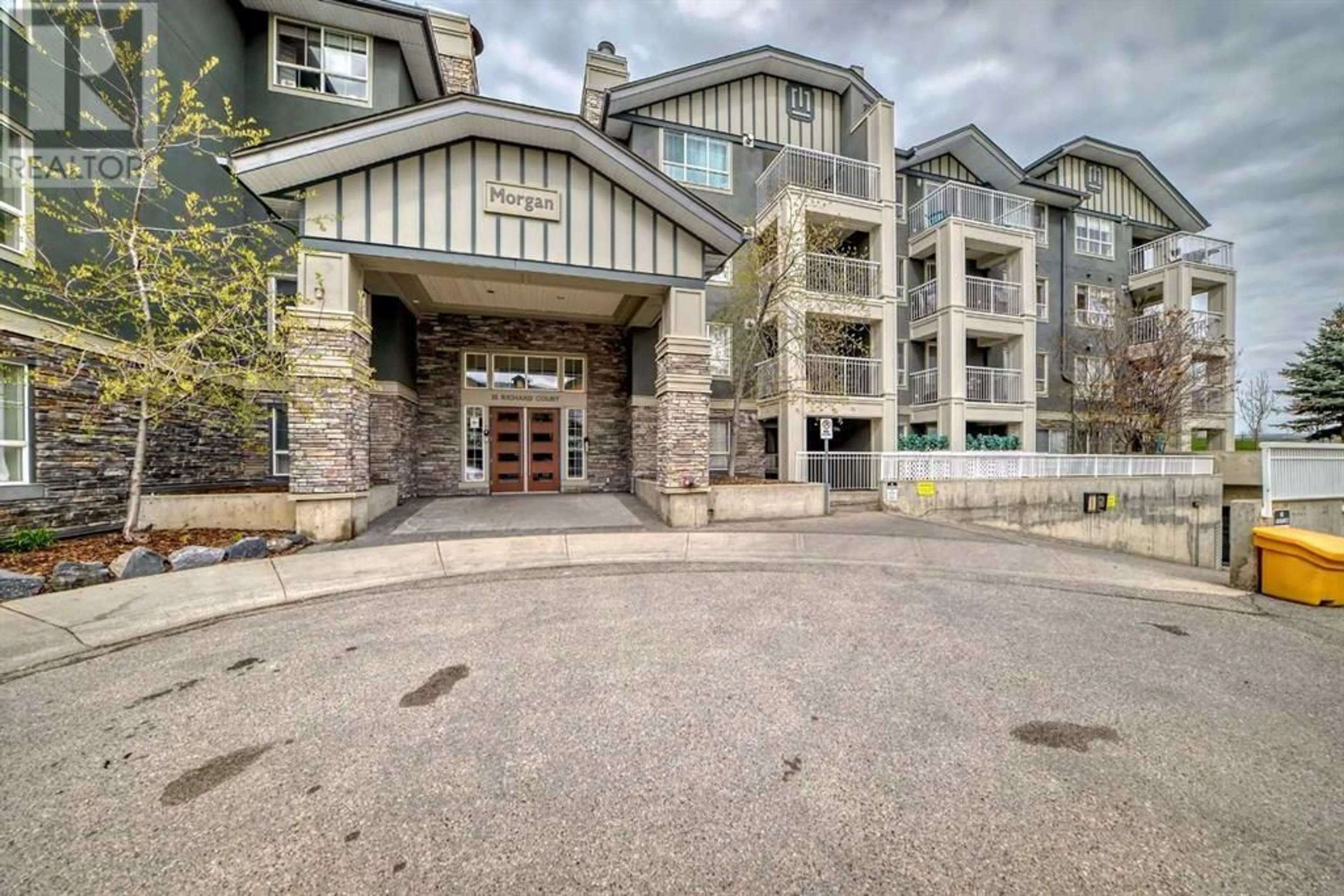 A pic from exterior of the house or condo for 352 35 Richard Court SW, Calgary Alberta T3E7N9