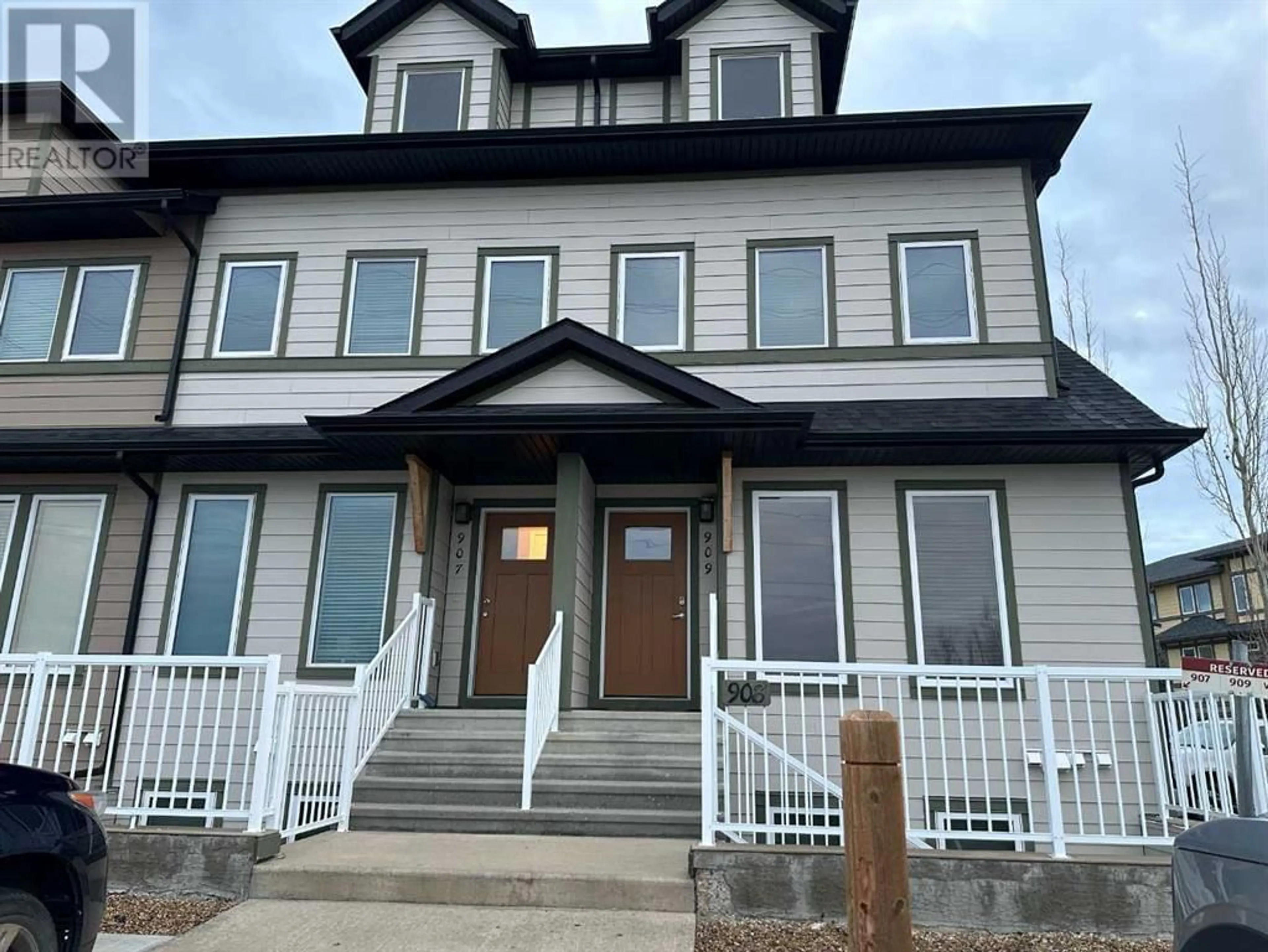 A pic from exterior of the house or condo for 907 339 Viscount Drive, Red Deer Alberta T4R0S2