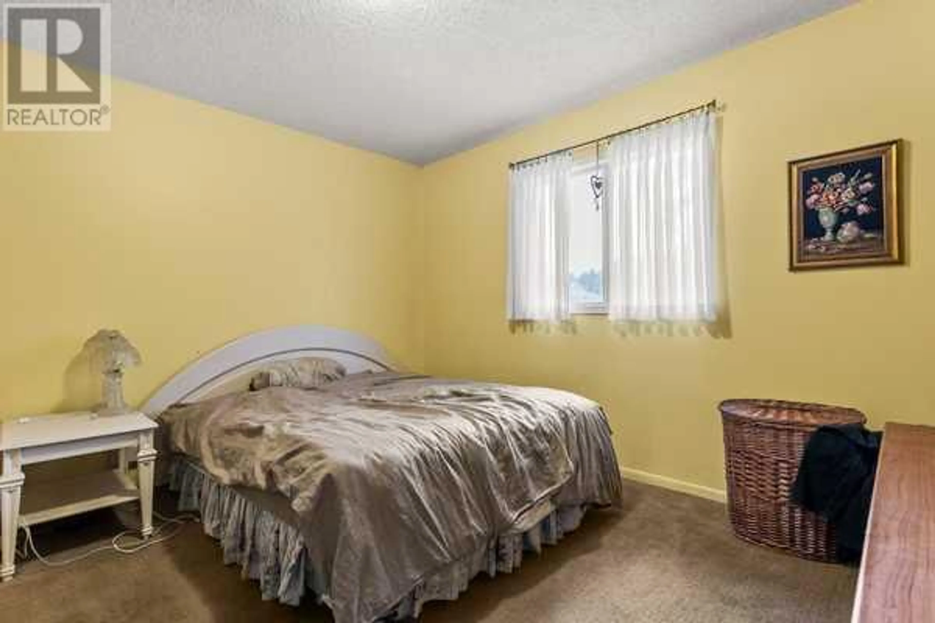 A pic of a room for 8020 34 Avenue NW, Calgary Alberta T3B1P7